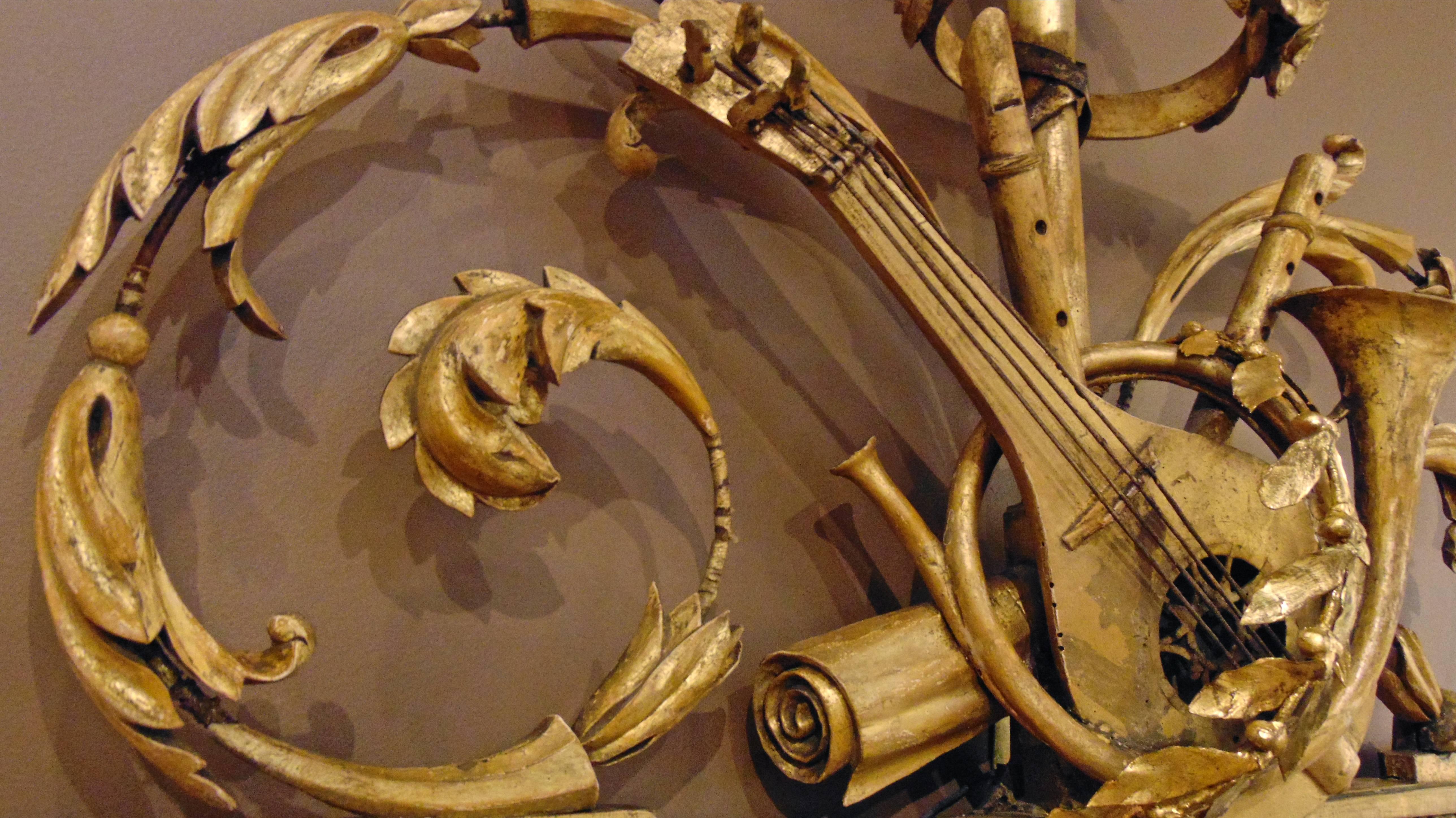 Néoclassique Miroir néoclassique anglais d'époque avec trophées musicaux en vente
