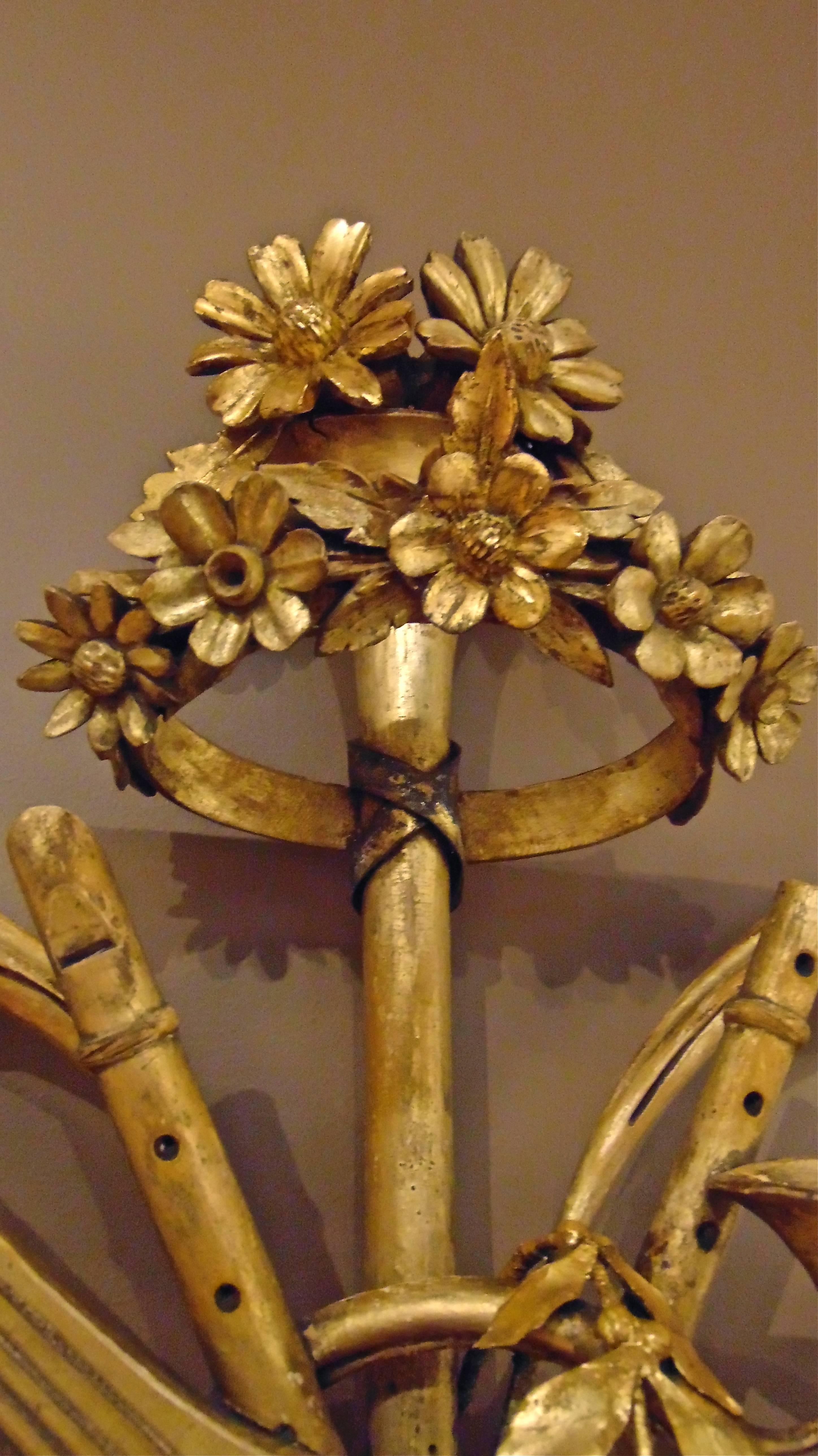Miroir d'époque fin Géorgienne en bois sculpté et doré.

Des trophées en bois magnifiquement sculptés.
Mandoline néoclassique, flûtes, acanthe, laurier.
Dorure originale.