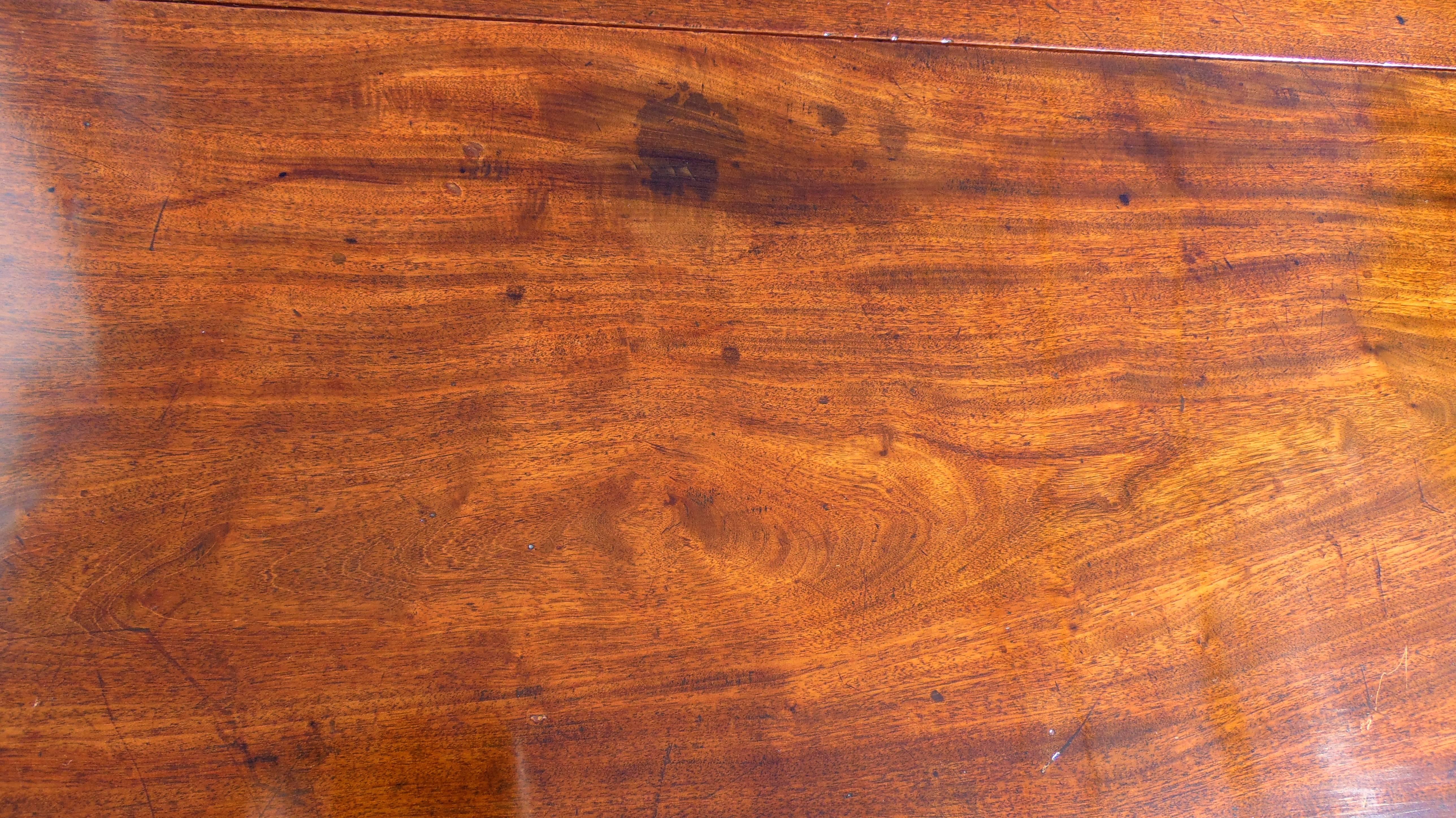 Englischer netzförmiger Chippendale-Tisch mit Kugel- und Klauenfuß-Tisch (Mahagoni) im Angebot