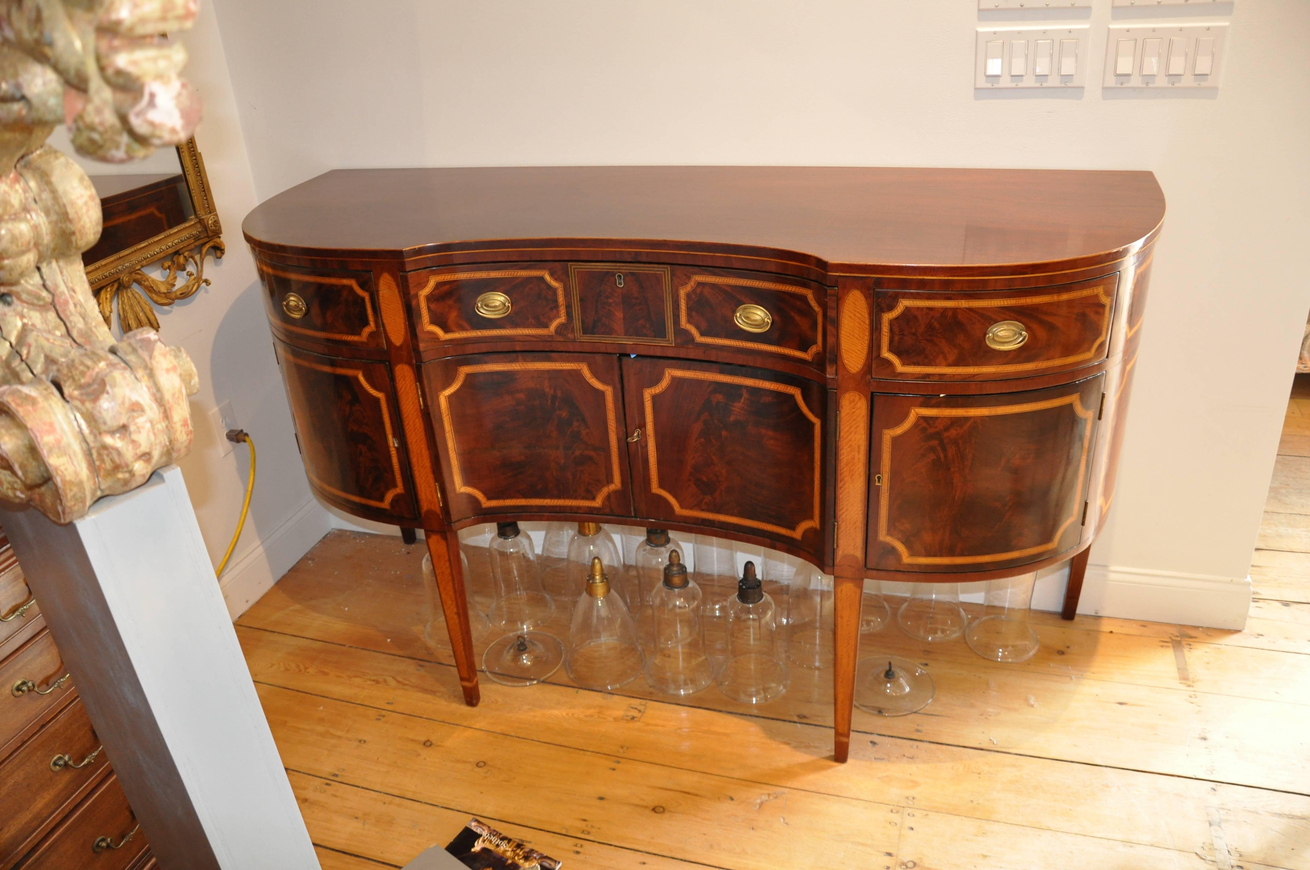 Period American Federal Sideboard in Mahogany with Tiger Maple Inlay In Excellent Condition In Essex, MA