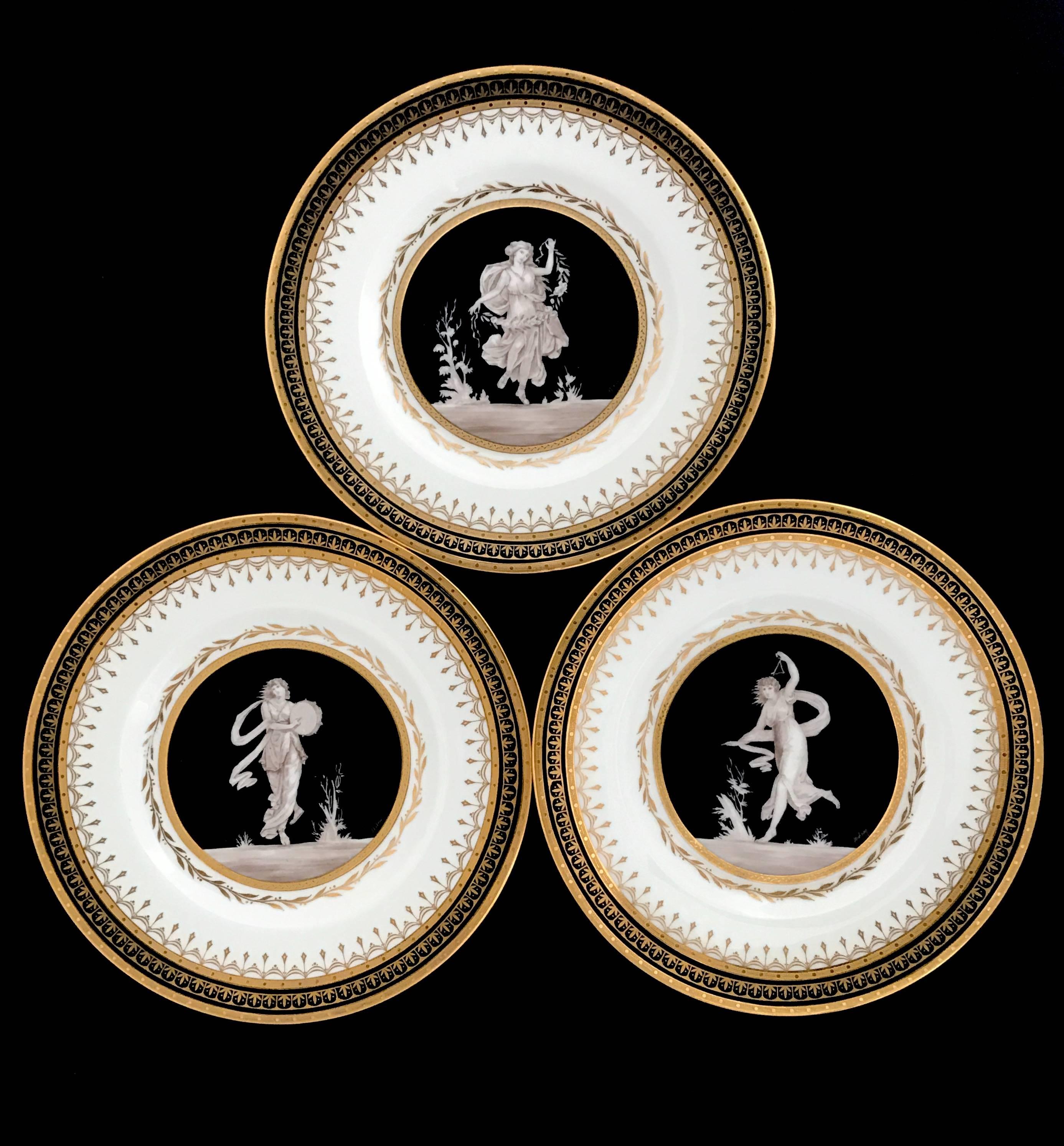 Set of 12 Minton Neoclassical Porcelain Plates, circa 1929-1930 In Excellent Condition In Essex, MA