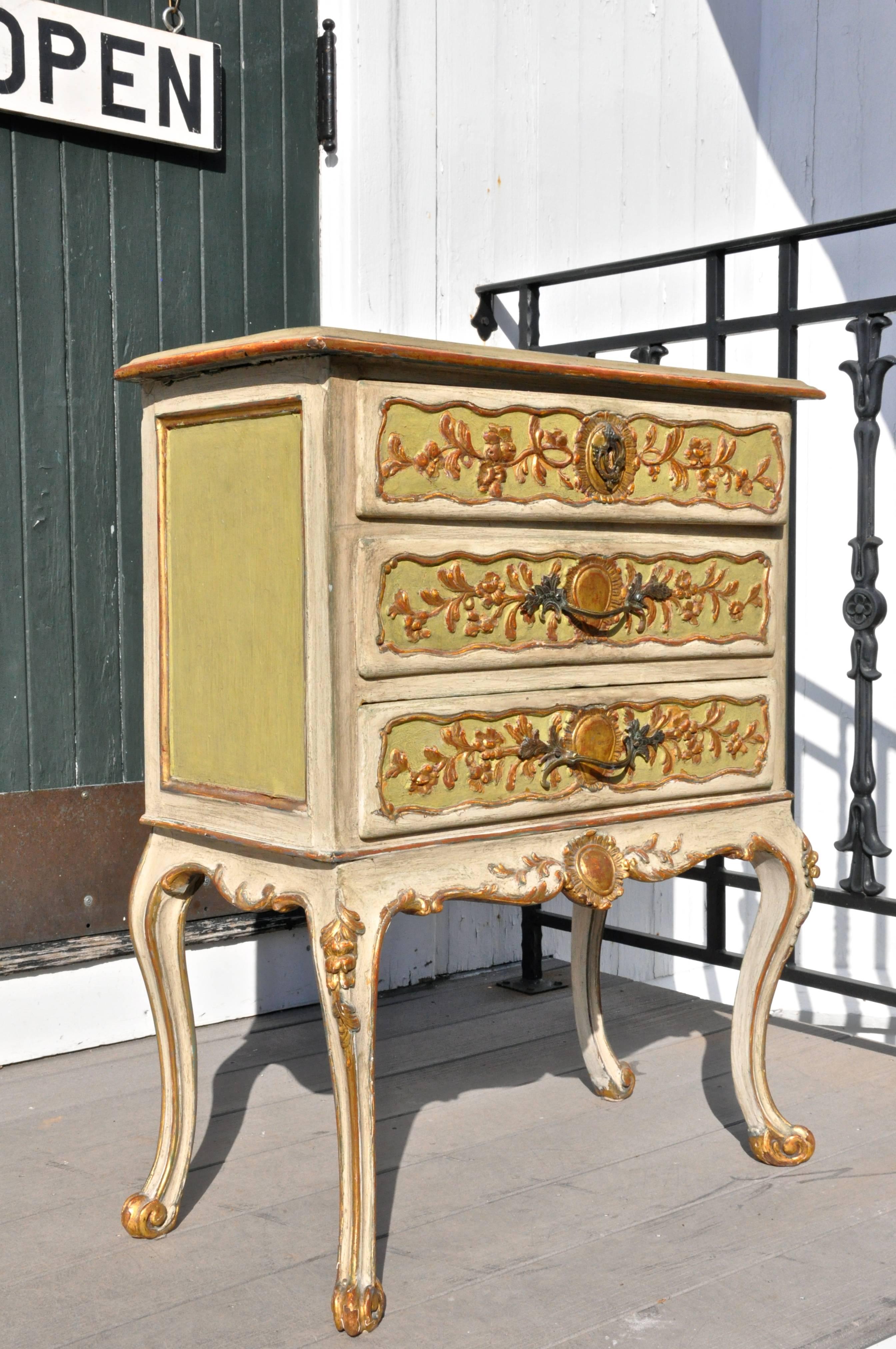 Period German painted neoclassical commode mid -8th century

Wonderful painted surface. Gilding. Three drawers with original hardware.

Cabriole legs and carved gilded spade feet

Ex collection: Sabatino Abate, Boston.