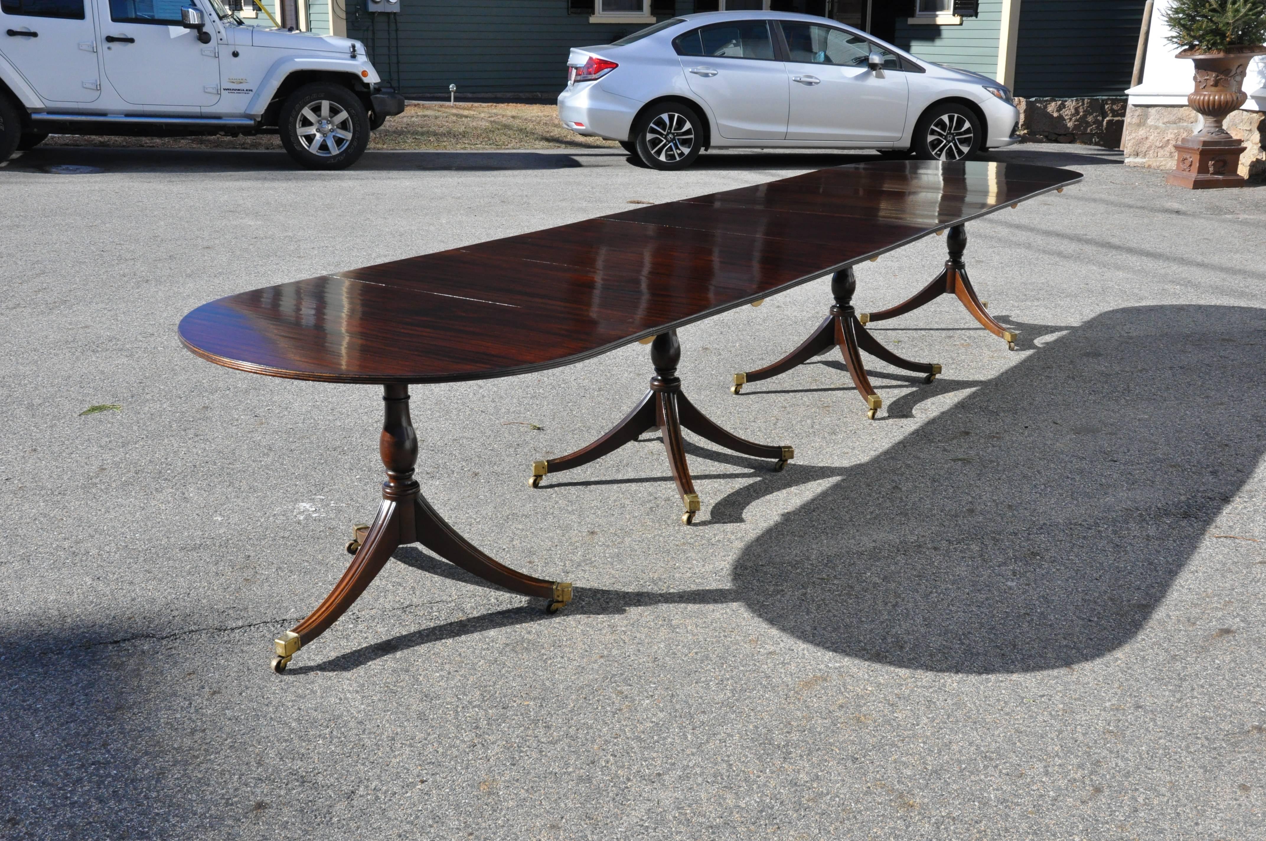 English Regency Mahogany Dining Table with Four Pedestals  In Excellent Condition In Essex, MA