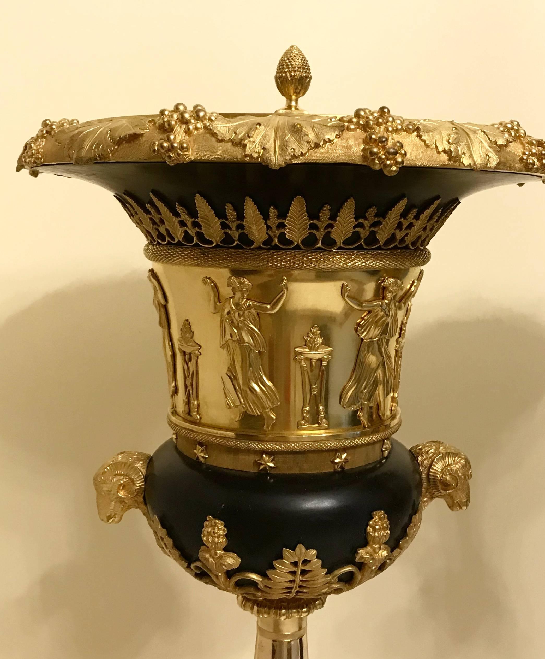 Paar vergoldete Bronze-Parfümflaschen im Empire-Stil im Empire-Stil in der Art von Thomire, 19. Jahrhundert (Französisch) im Angebot