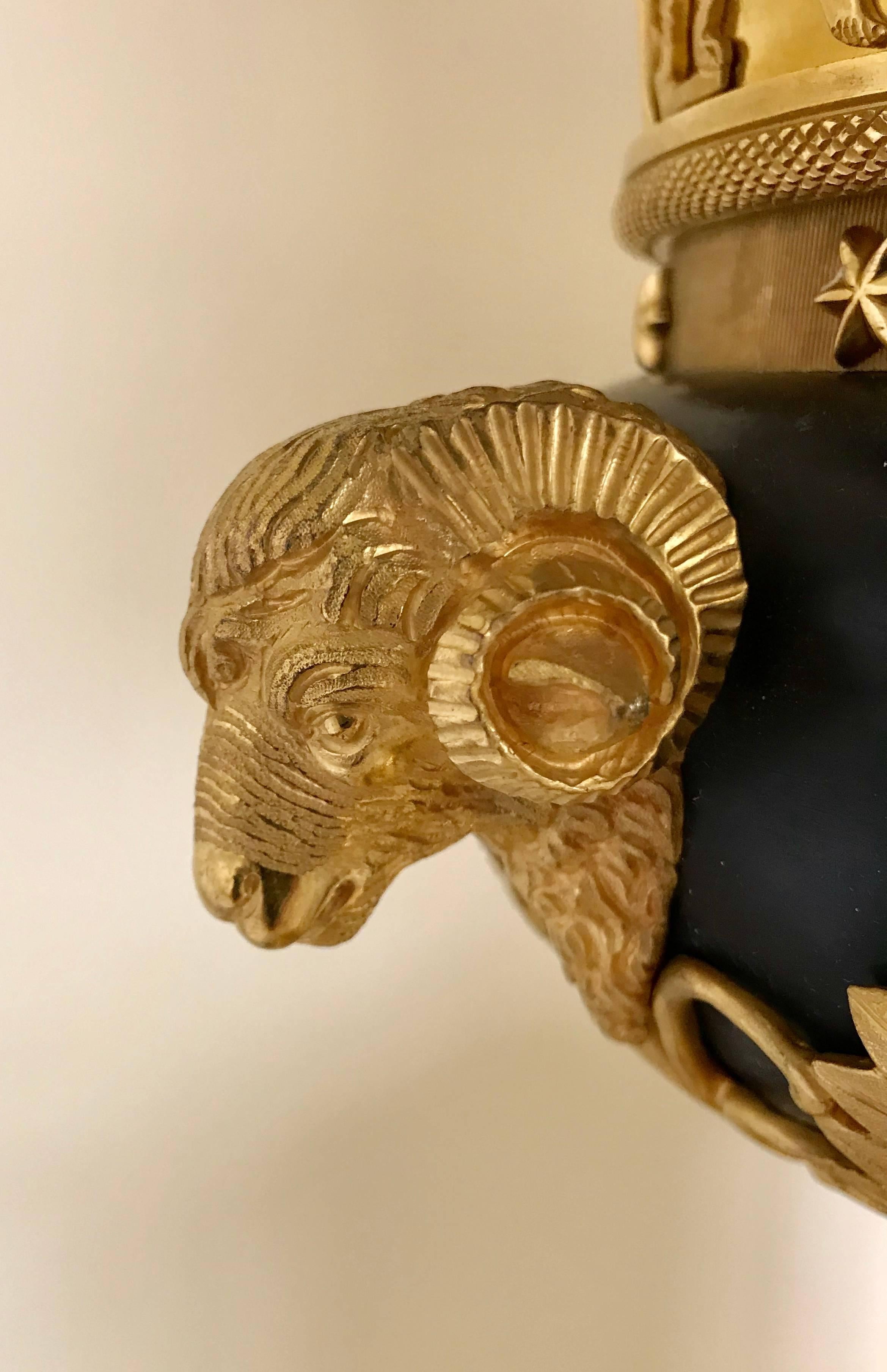 Francese Coppia di Brule-Parfum in bronzo dorato in stile Impero alla maniera di Thomire del XIX secolo in vendita