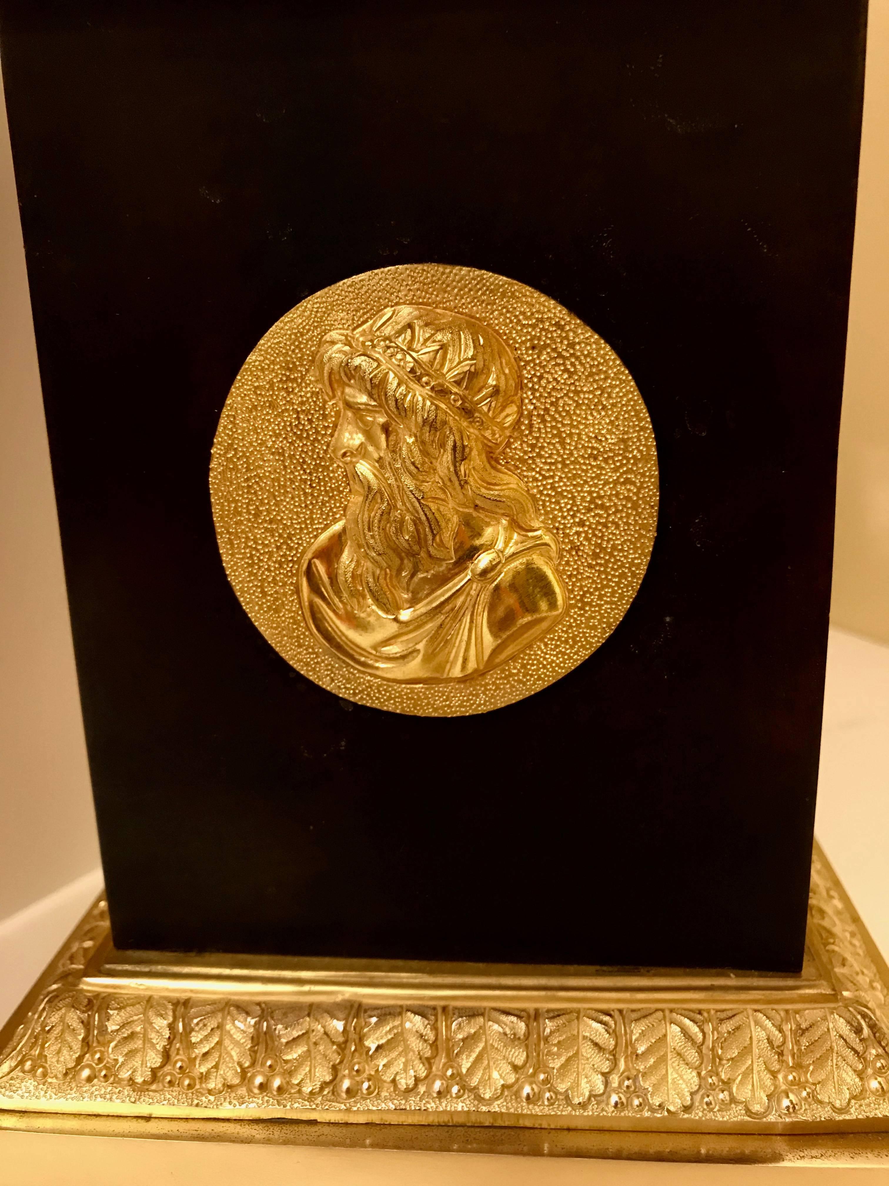 Bronzo Coppia di Brule-Parfum in bronzo dorato in stile Impero alla maniera di Thomire del XIX secolo in vendita