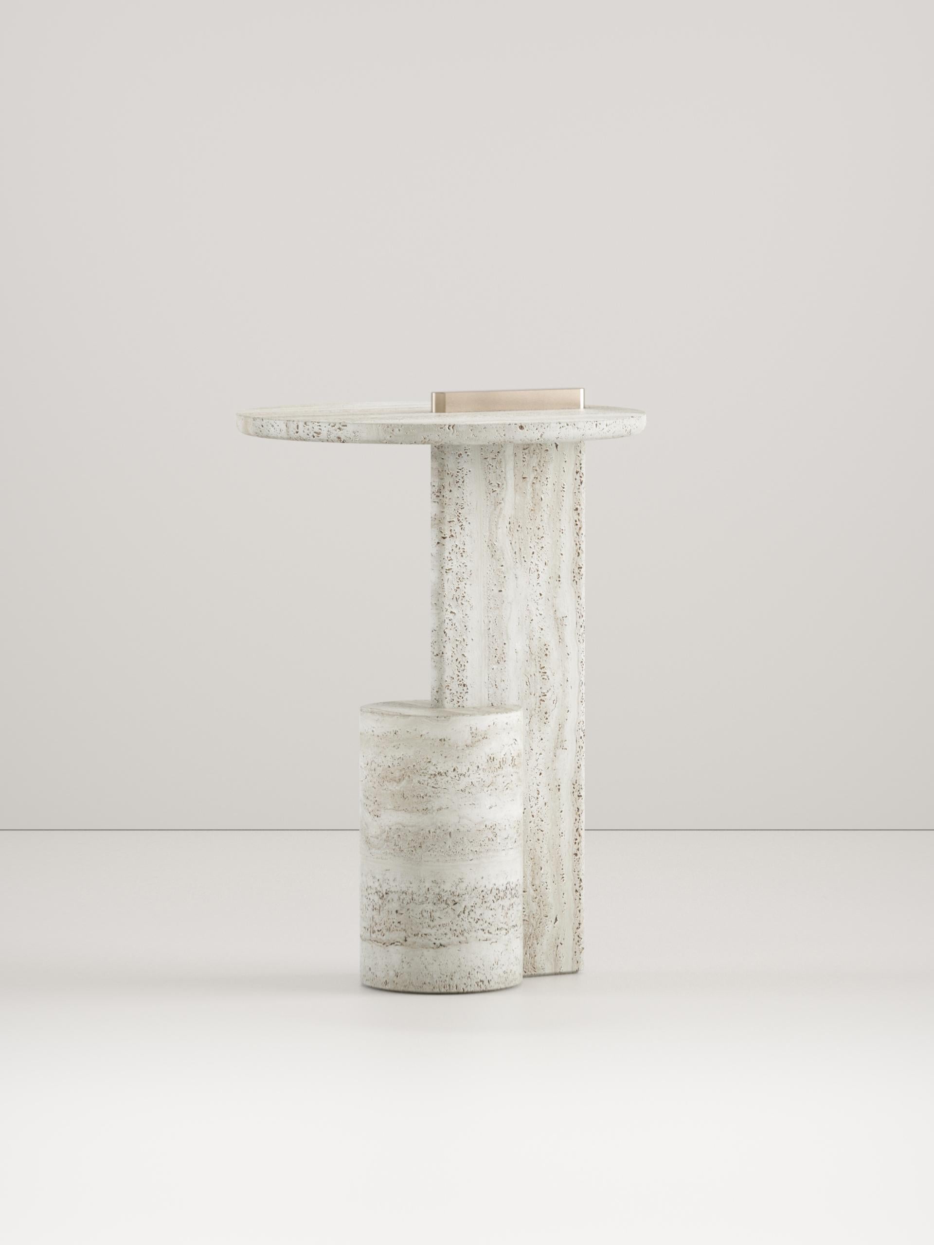 Italian On – contemporary Side Table in Roman Travertine and metal in vendita