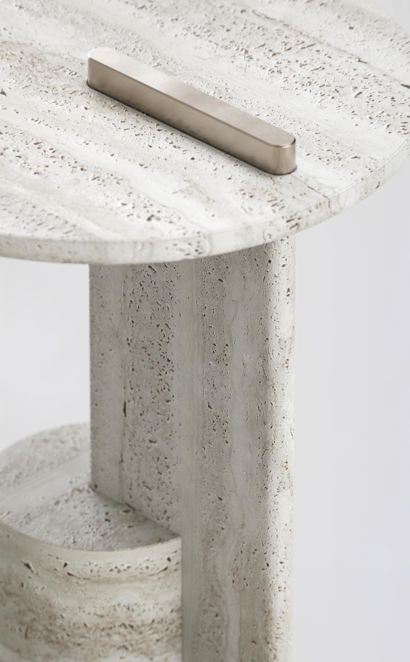 On – contemporary Side Table in Roman Travertine and metal In condizioni Nuovo in vendita a Cologna Veneta, IT