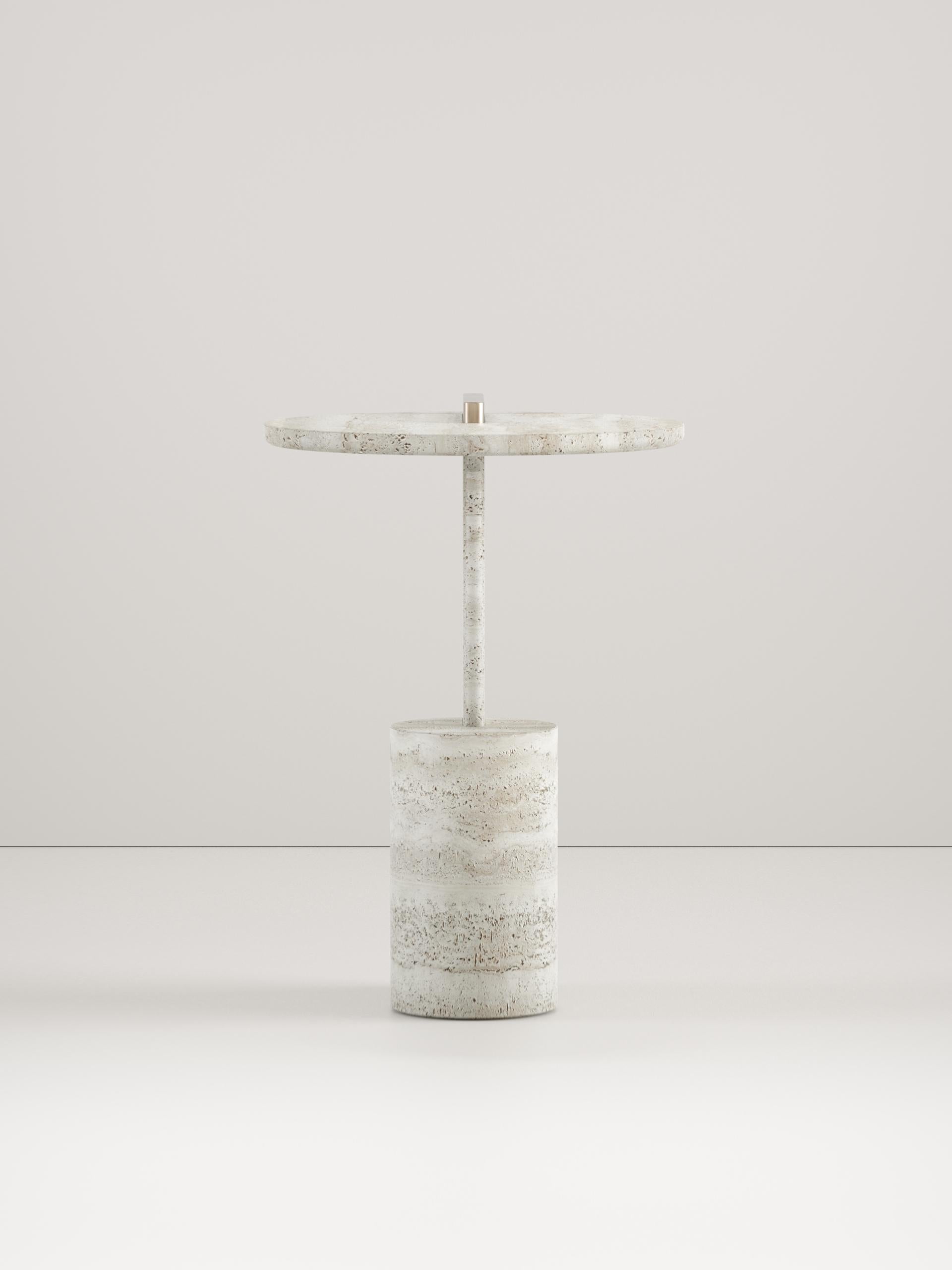 Intagliato On – contemporary Side Table in Roman Travertine and metal in vendita