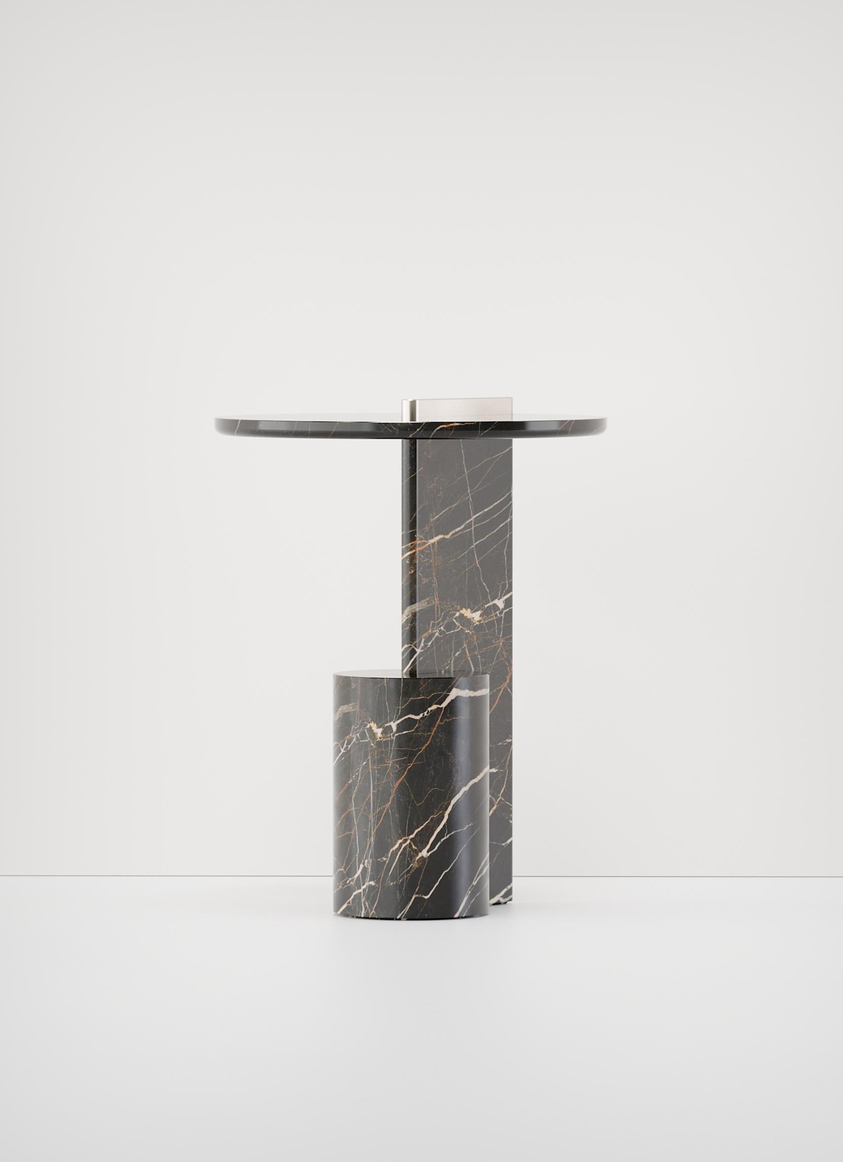 Italian On – contemporary Side Table in Port Laurent Black Marble and Metal in vendita
