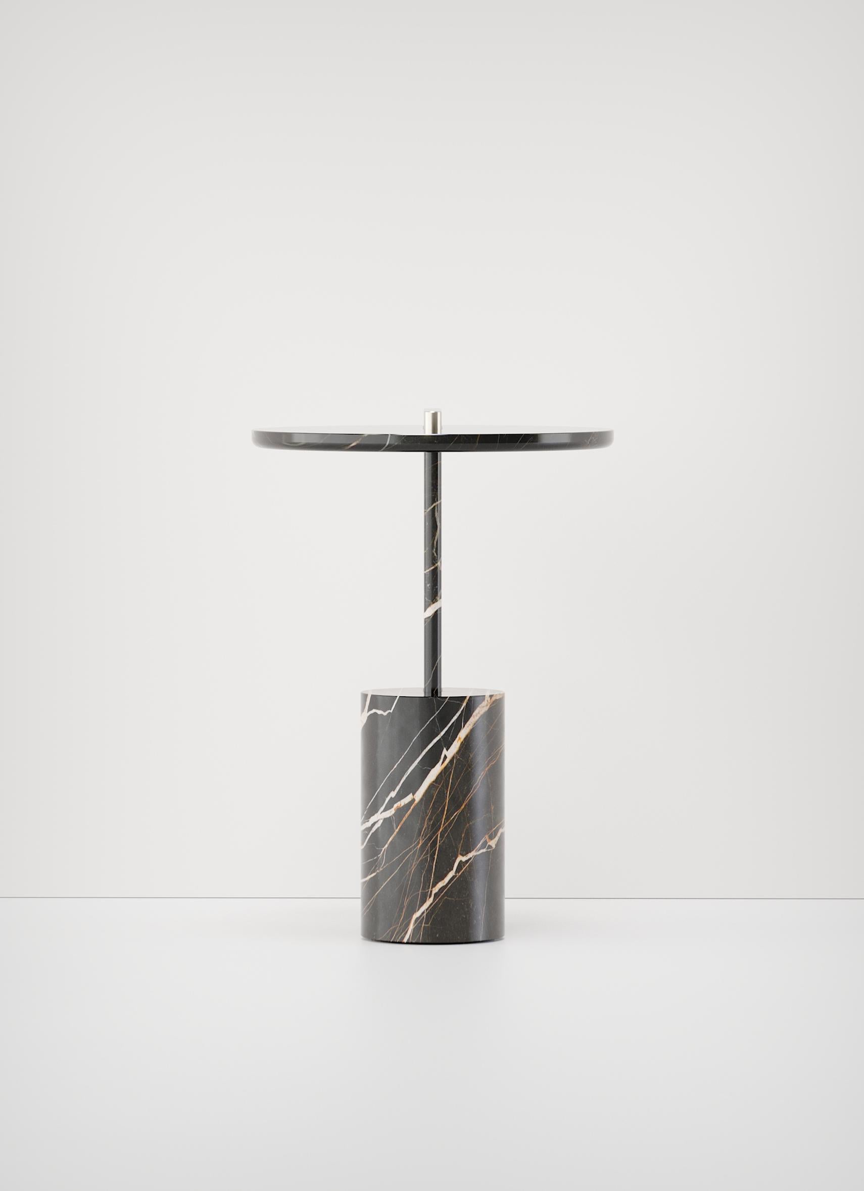 Intagliato On – contemporary Side Table in Port Laurent Black Marble and Metal in vendita