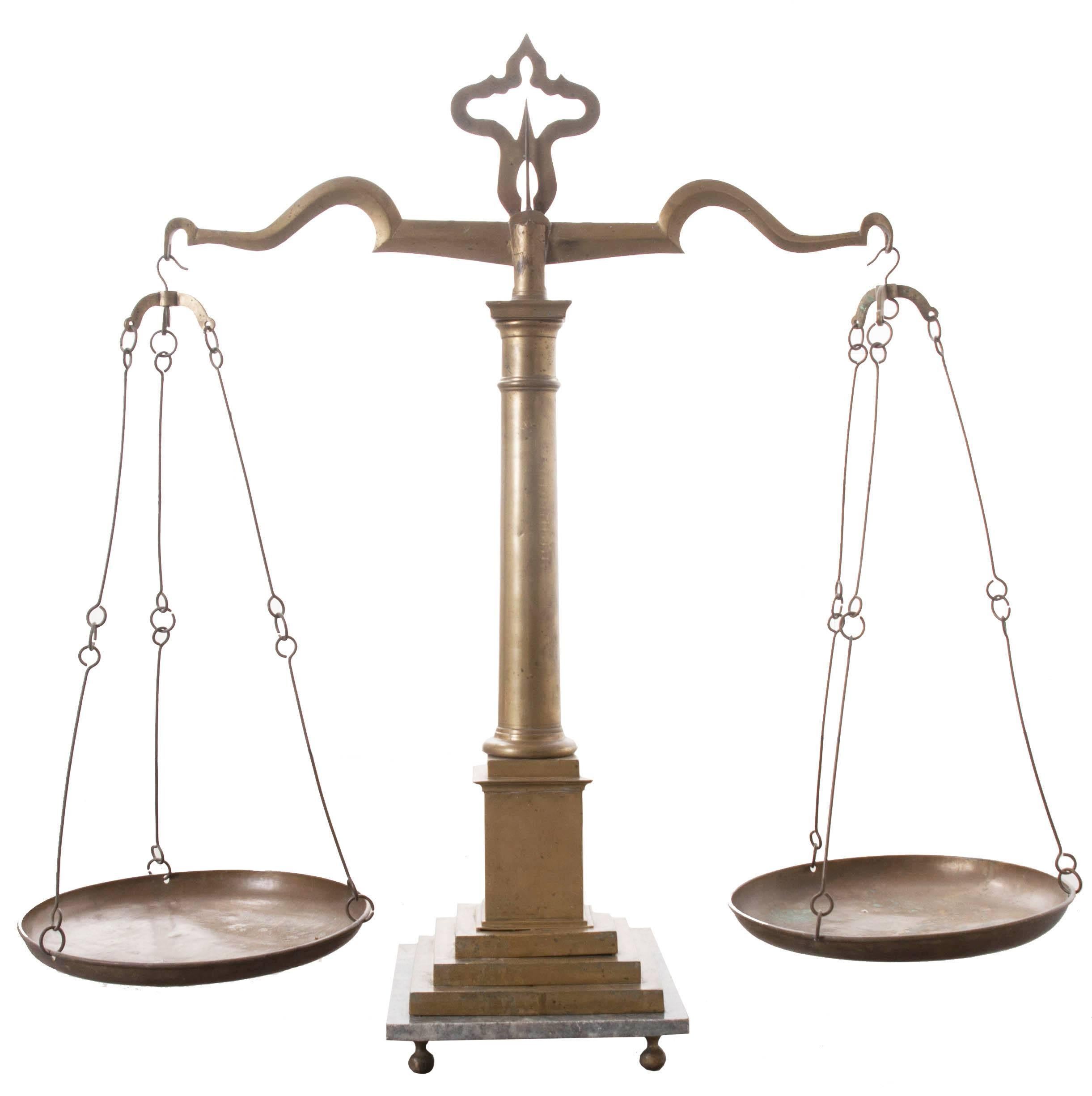 Balance et poids de table en laiton de la fin du XIXe siècle en vente