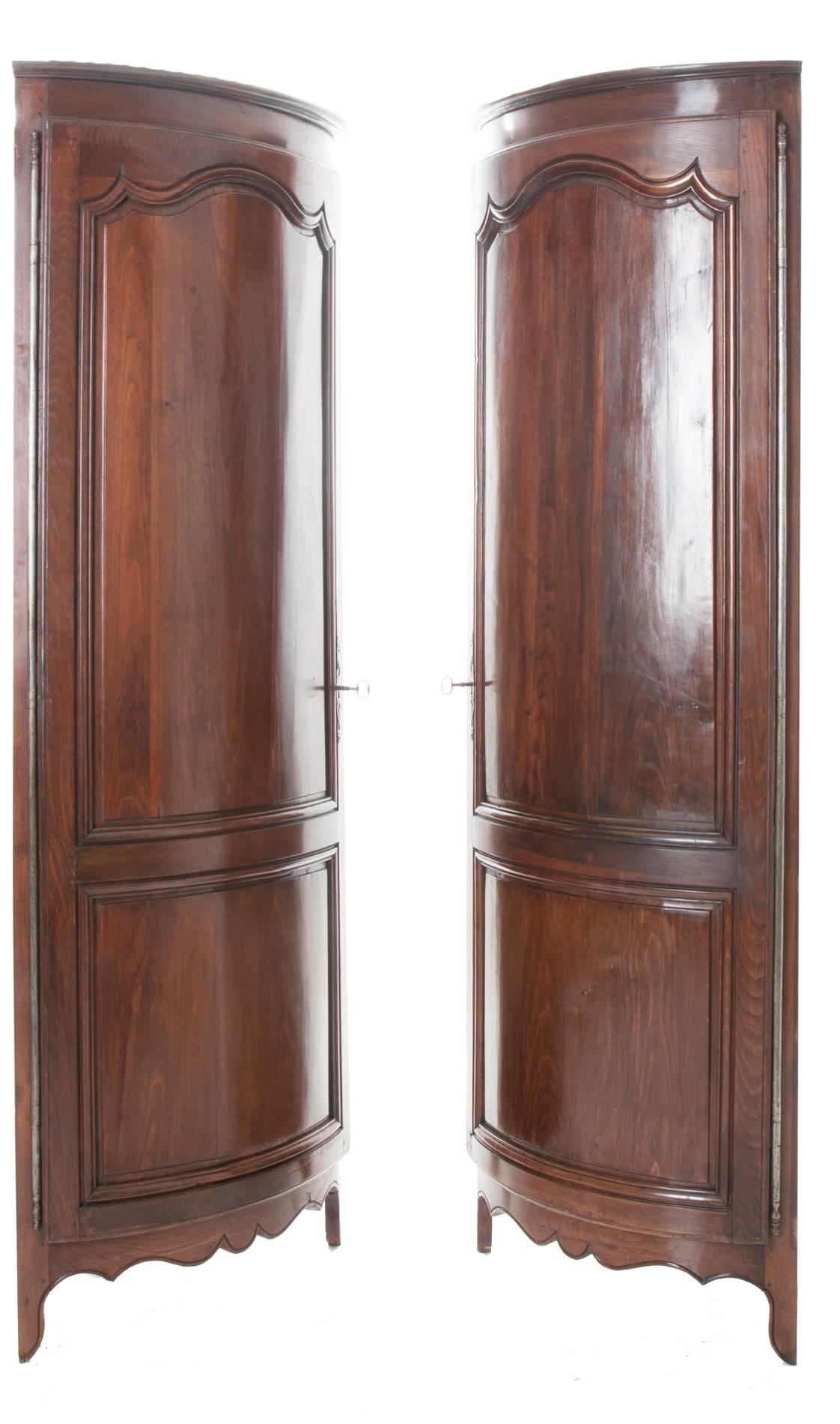 French 19th Century Pair of Louis XV Walnut Demi-Lune Corner Cabinets In Good Condition In Baton Rouge, LA