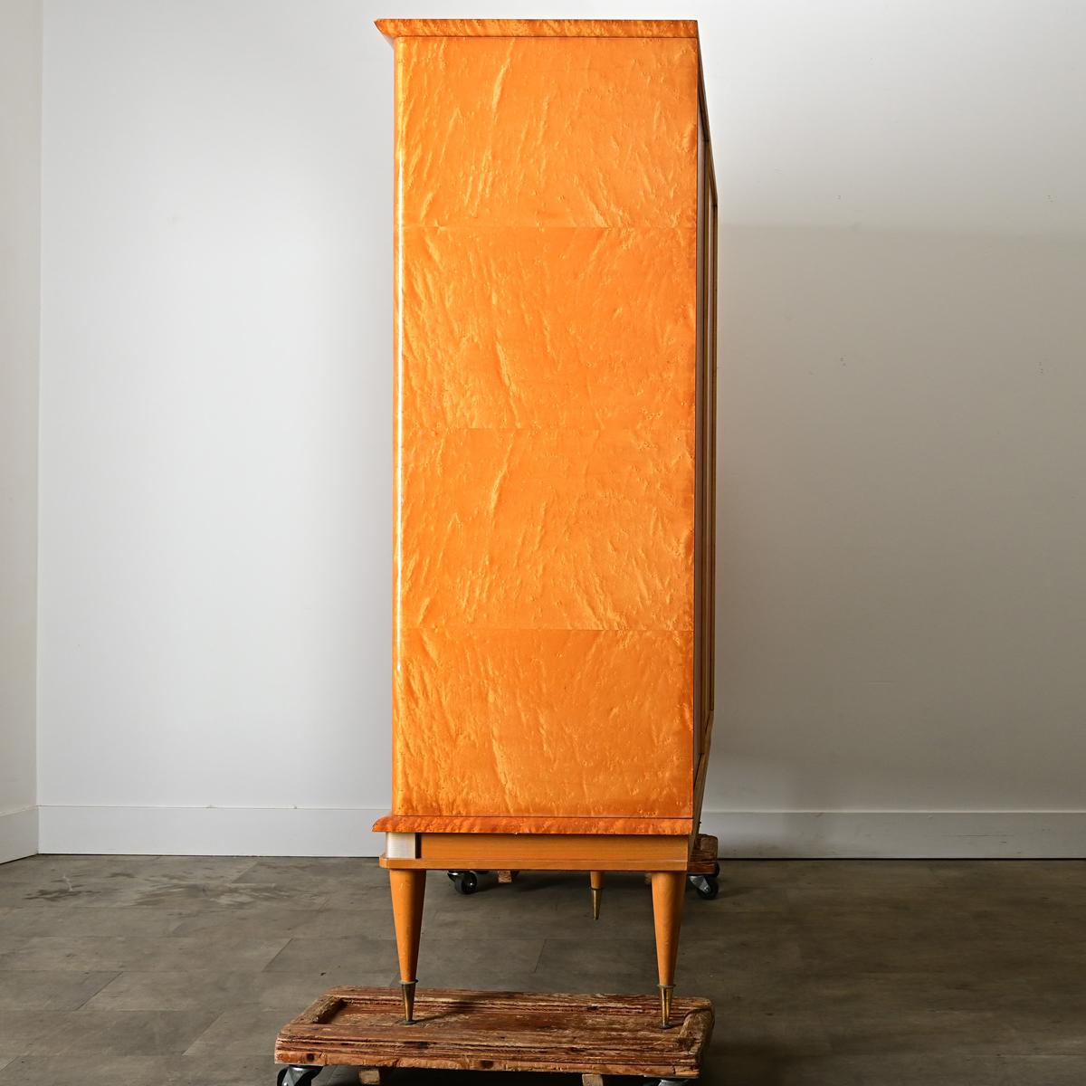 Armoire francese in acero del Medioevo Moderno in vendita 4