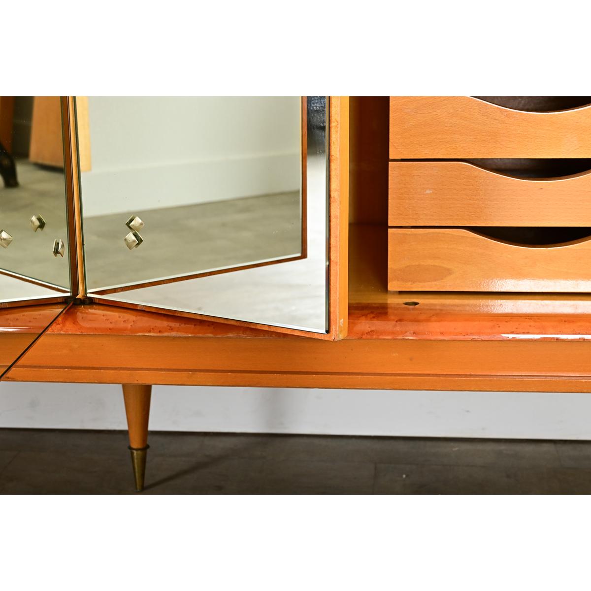 Laccato Armoire francese in acero del Medioevo Moderno in vendita