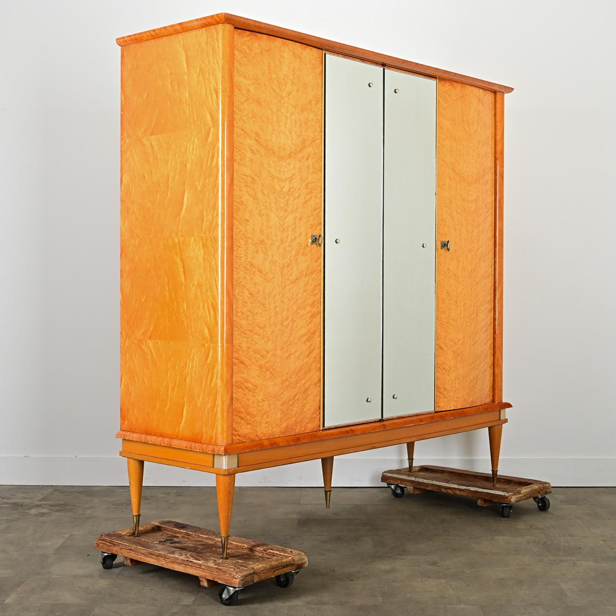 Un grande armadio da toilette prodotto da Ameublement N.F. in Francia negli anni '50-'60, attribuibile da un'etichetta trovata all'interno dell'anta all'estrema destra. Questo elegante mobile in stile midcentury modern si adatta bene a una camera da