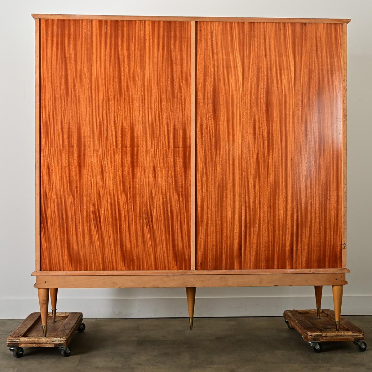 Armoire francese in acero del Medioevo Moderno in vendita 5