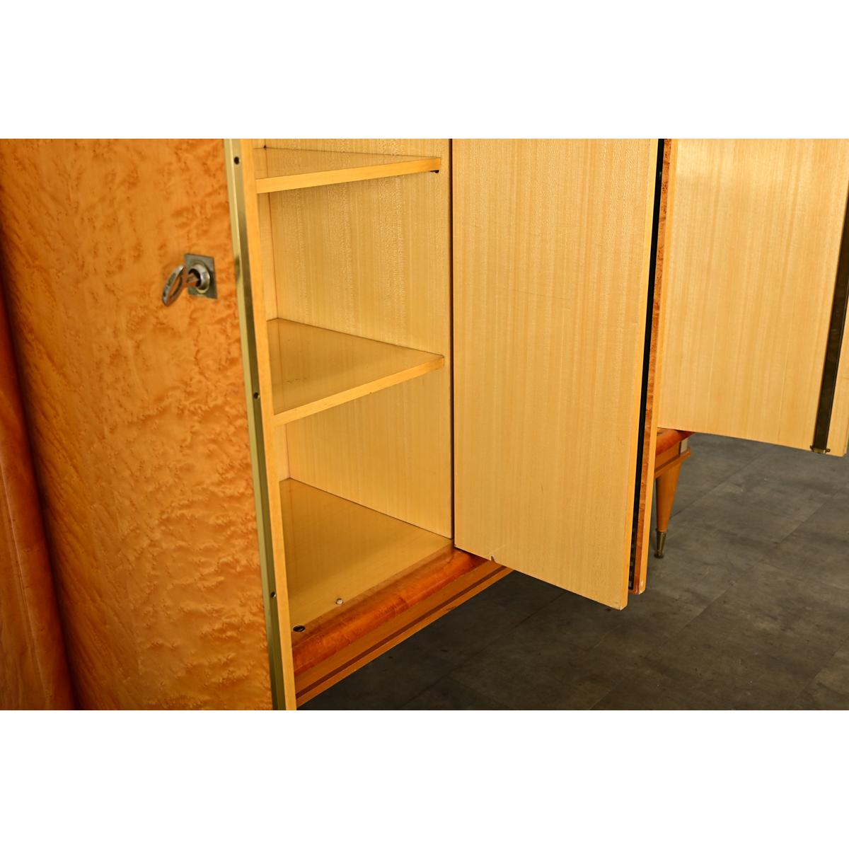 Armoire francese in acero del Medioevo Moderno in vendita 1