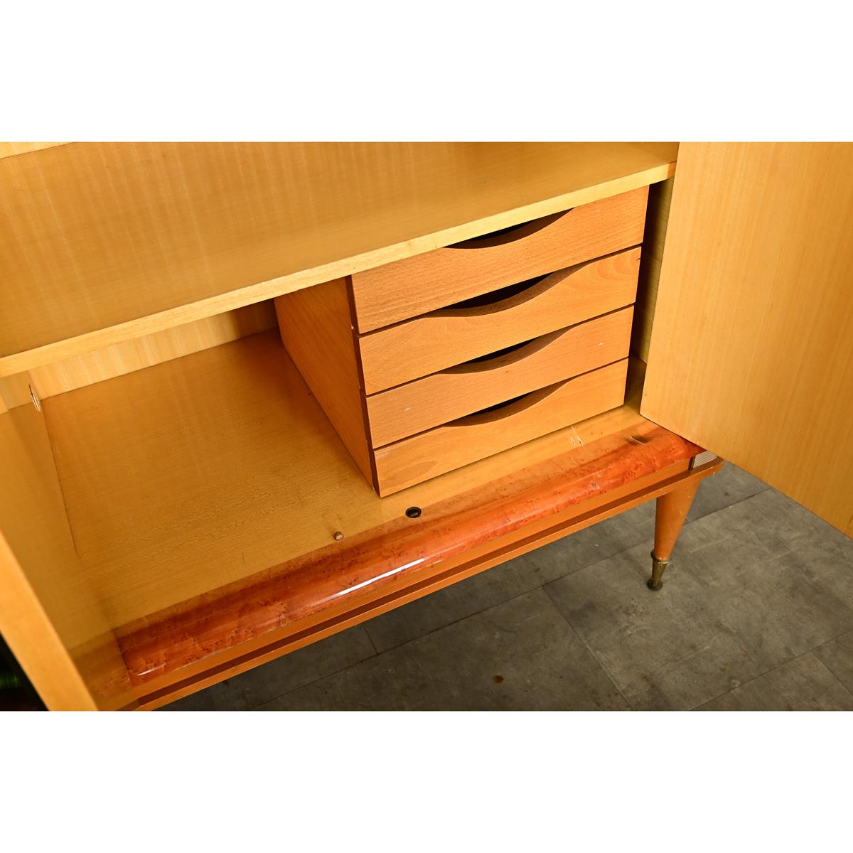 XX secolo Armoire francese in acero del Medioevo Moderno in vendita