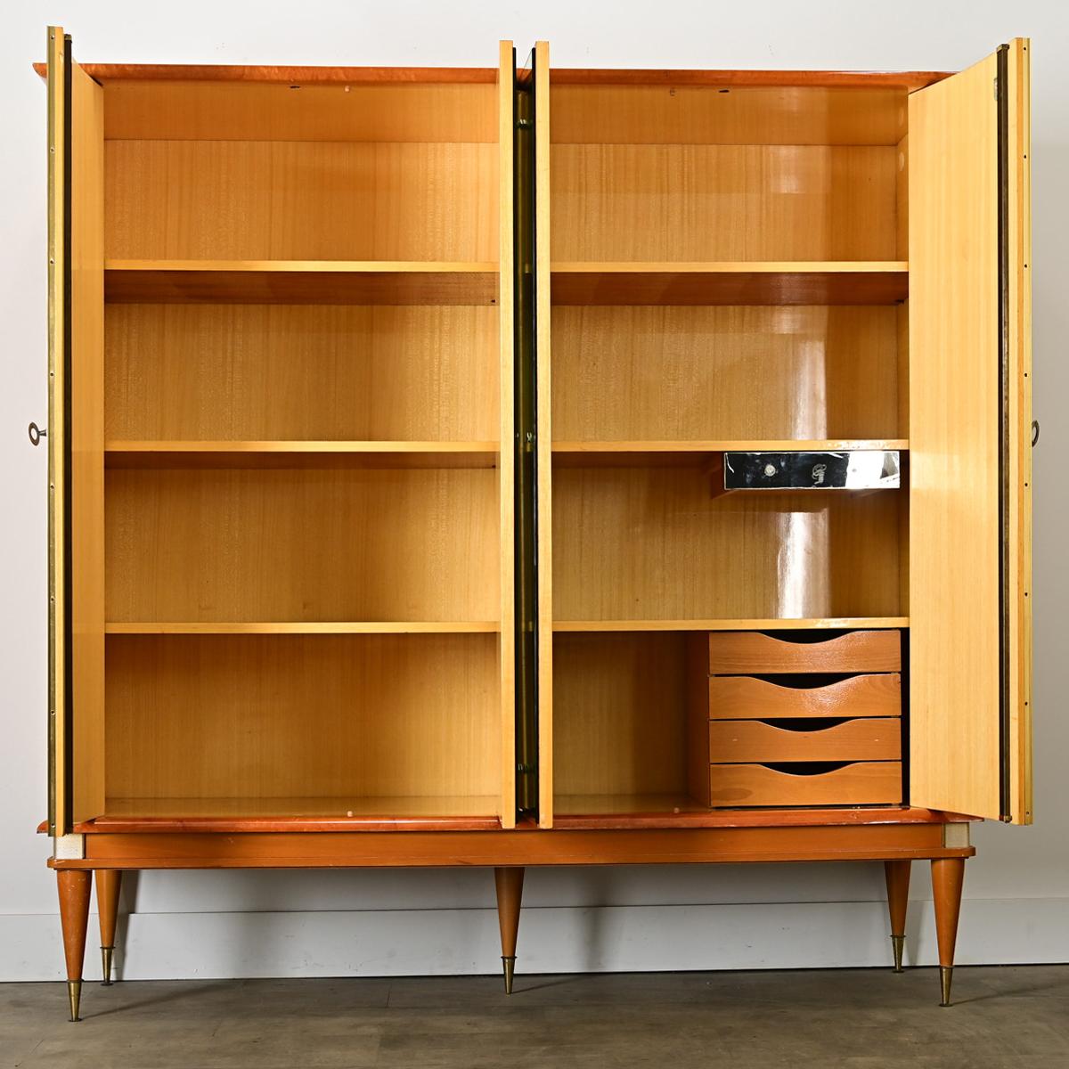 Francese Armoire francese in acero del Medioevo Moderno in vendita