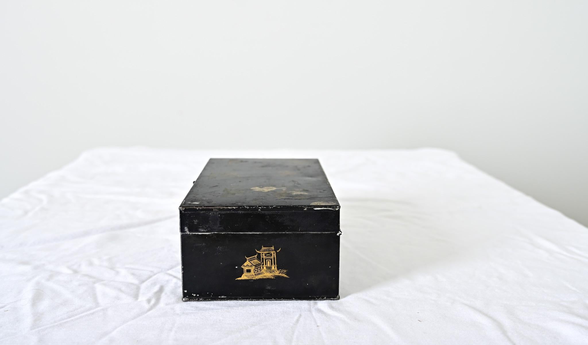 English Chinoiserie Tole Box For Sale 1