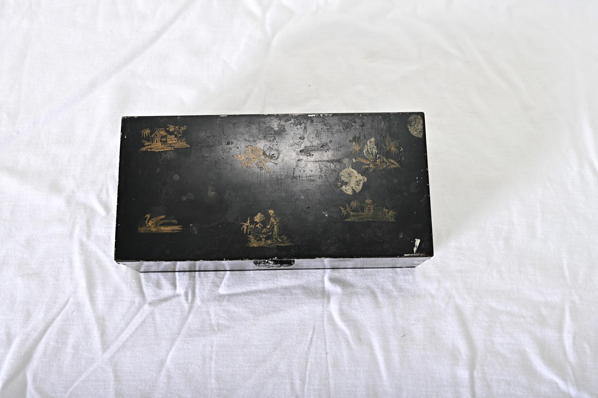English Chinoiserie Tole Box In Good Condition For Sale In Baton Rouge, LA