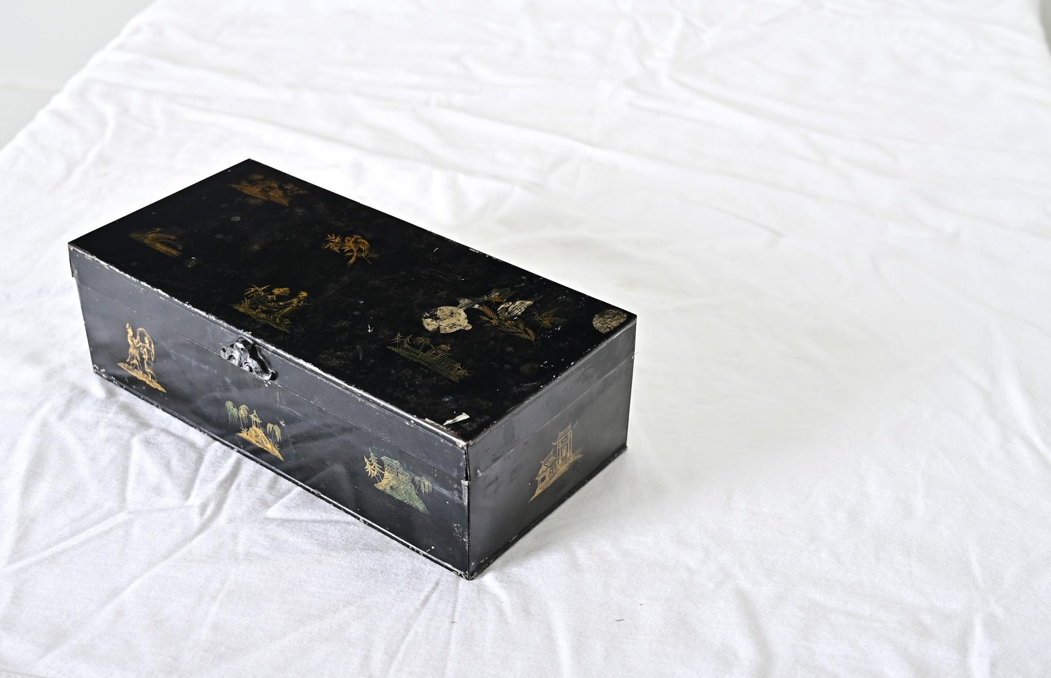 English Chinoiserie Tole Box For Sale 2
