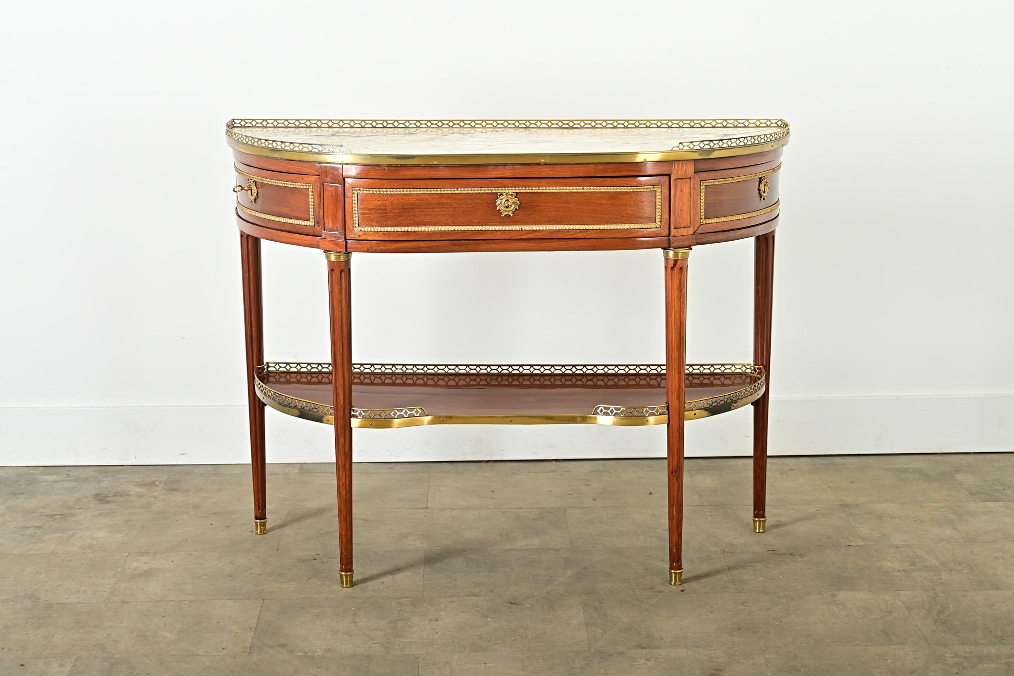 Questa elegante consolle demilune in mogano e marmo proveniente dalla Francia, risalente al XIX secolo, è una fantastica aggiunta a qualsiasi spazio, come consolle o anche come piccolo tavolo di servizio e bar. È sormontato da un inserto in marmo