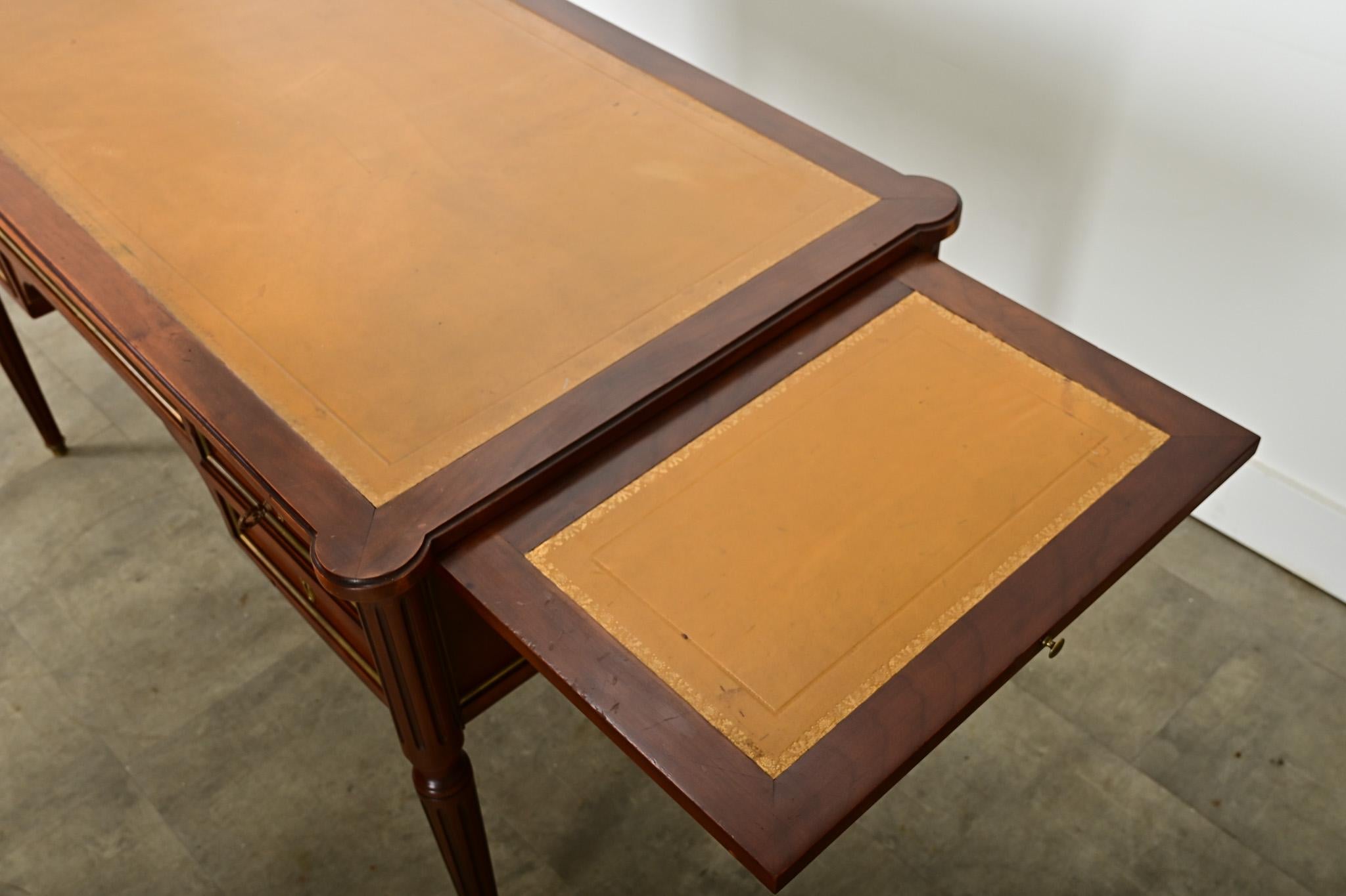 Scrivania francese del XIX secolo in stile Petite Louis XVI in vendita 1