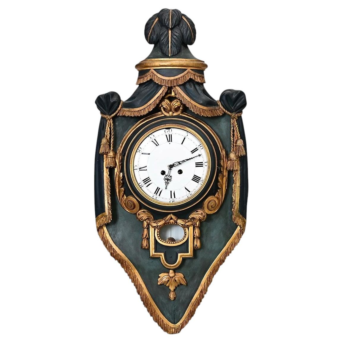 Französische Wanduhr aus dem 19. Jahrhundert, bemalt und teilweise vergoldet im Angebot