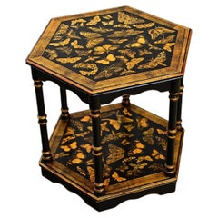 Table basse anglaise d'époque peinte, avec découpage représentant des papillons