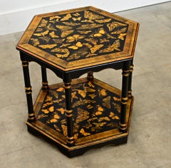 Table basse anglaise d'époque peinte, avec découpage représentant des papillons