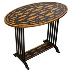 Table d'appoint anglaise d'époque peinte, avec décor en découpage représentant des poissons