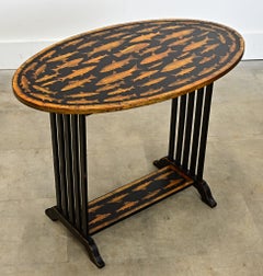 Table d'appoint anglaise d'époque peinte, avec décor en découpage représentant des poissons
