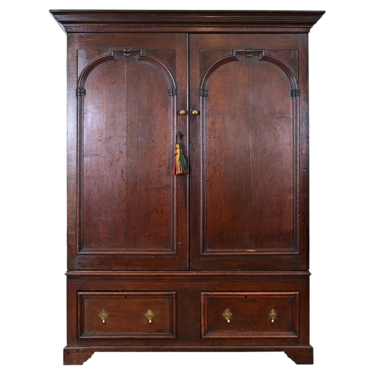What is the difference between a closet and an almirah?