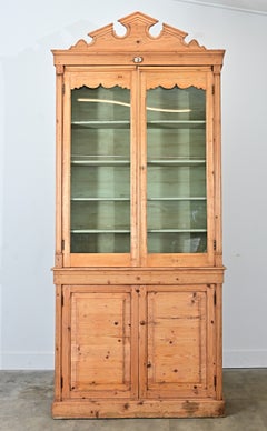 Bibliothèque haute en pin de style anglais avec intérieur peint
