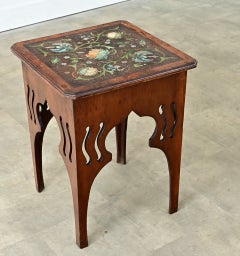 Tavolino francese in stile Arts & Crafts, intagliato e dipinto
