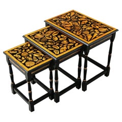 Set vintage inglese di tavolini impilabili decorati con la tecnica del découpage