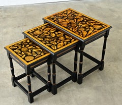 Set vintage inglese di tavolini impilabili decorati con la tecnica del découpage