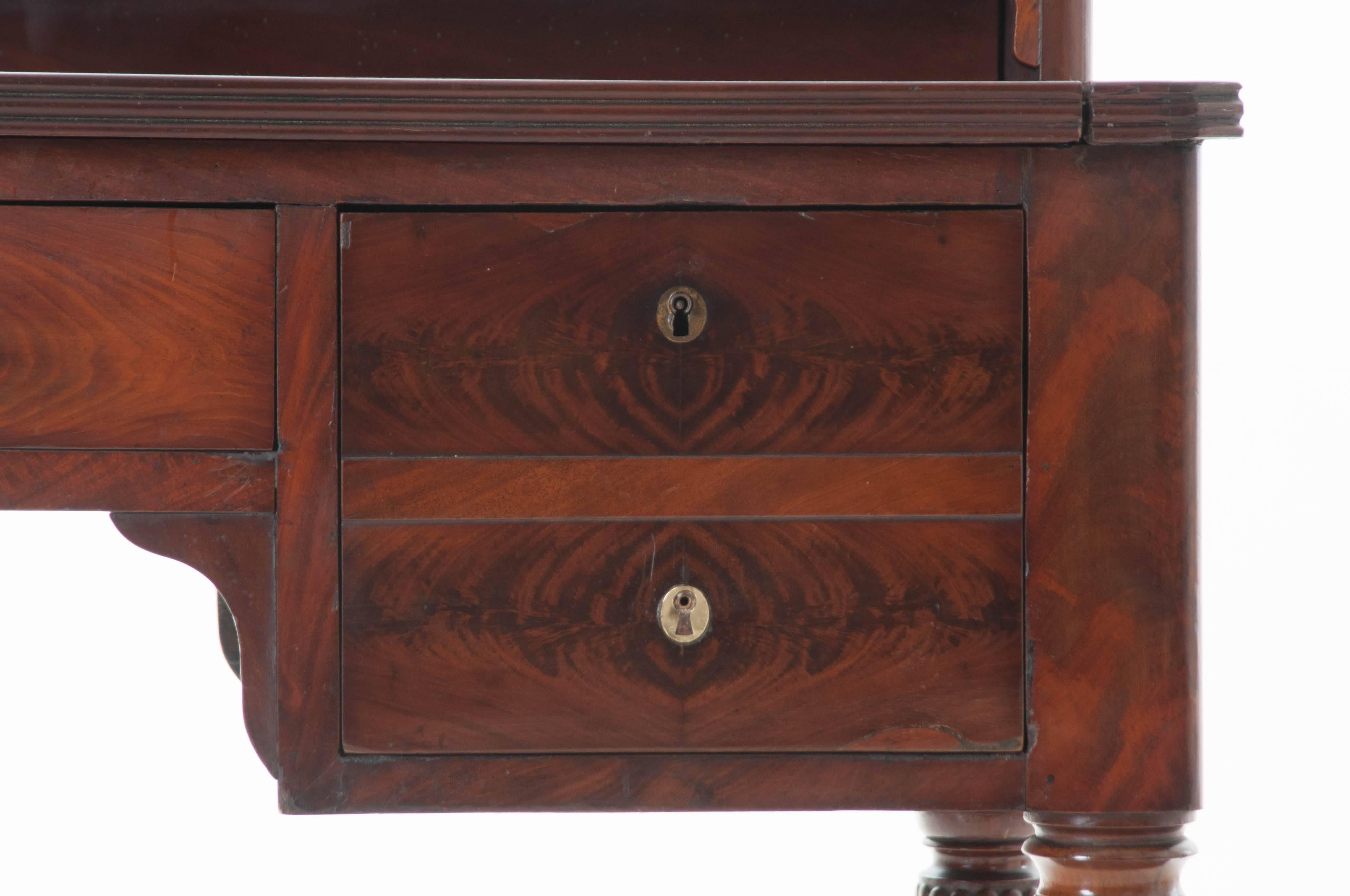 French 19th Century Walnut Louis Philippe Desk In Good Condition In Baton Rouge, LA