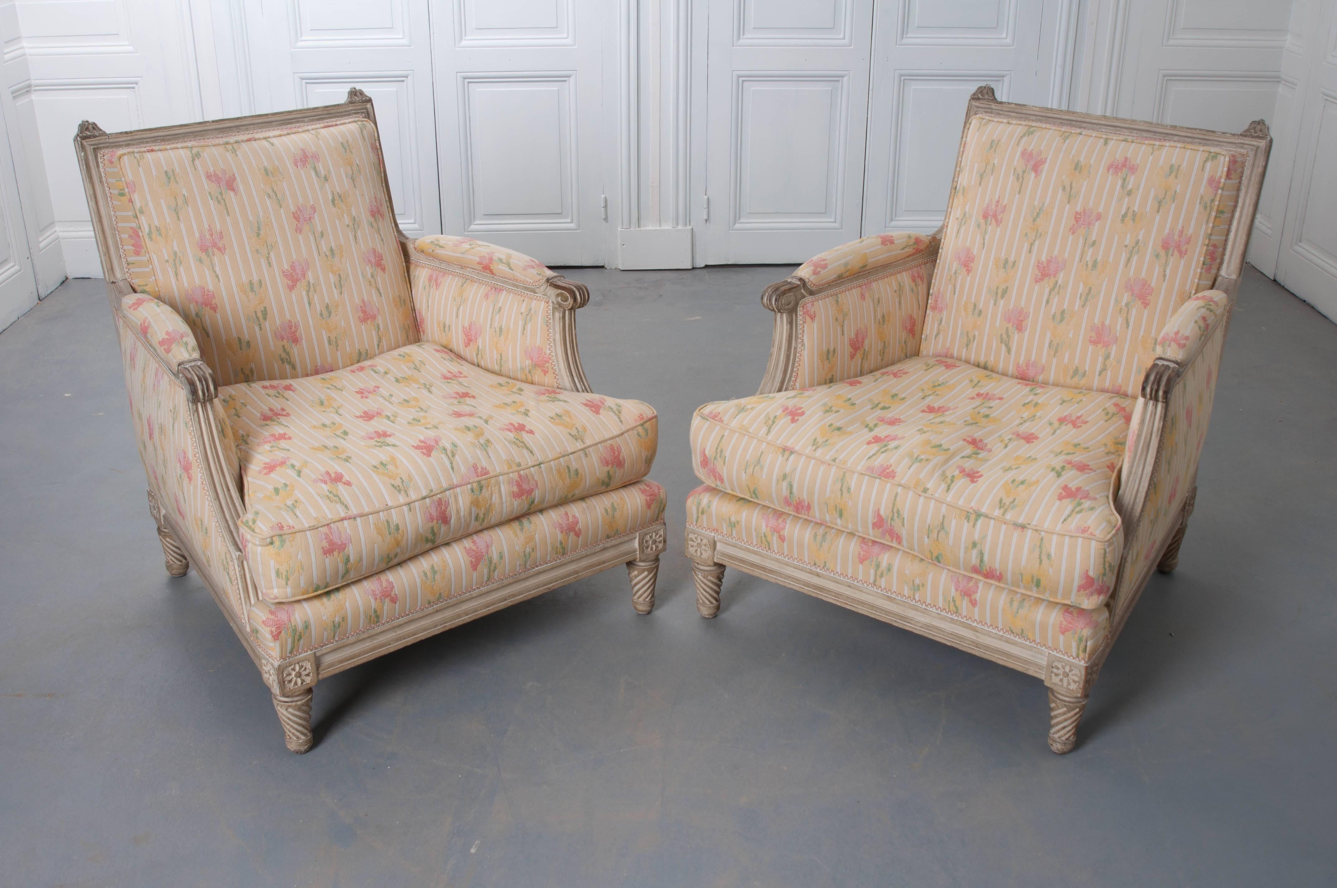 Pair of French Painted Louis XVI Style Bergères In Good Condition In Baton Rouge, LA