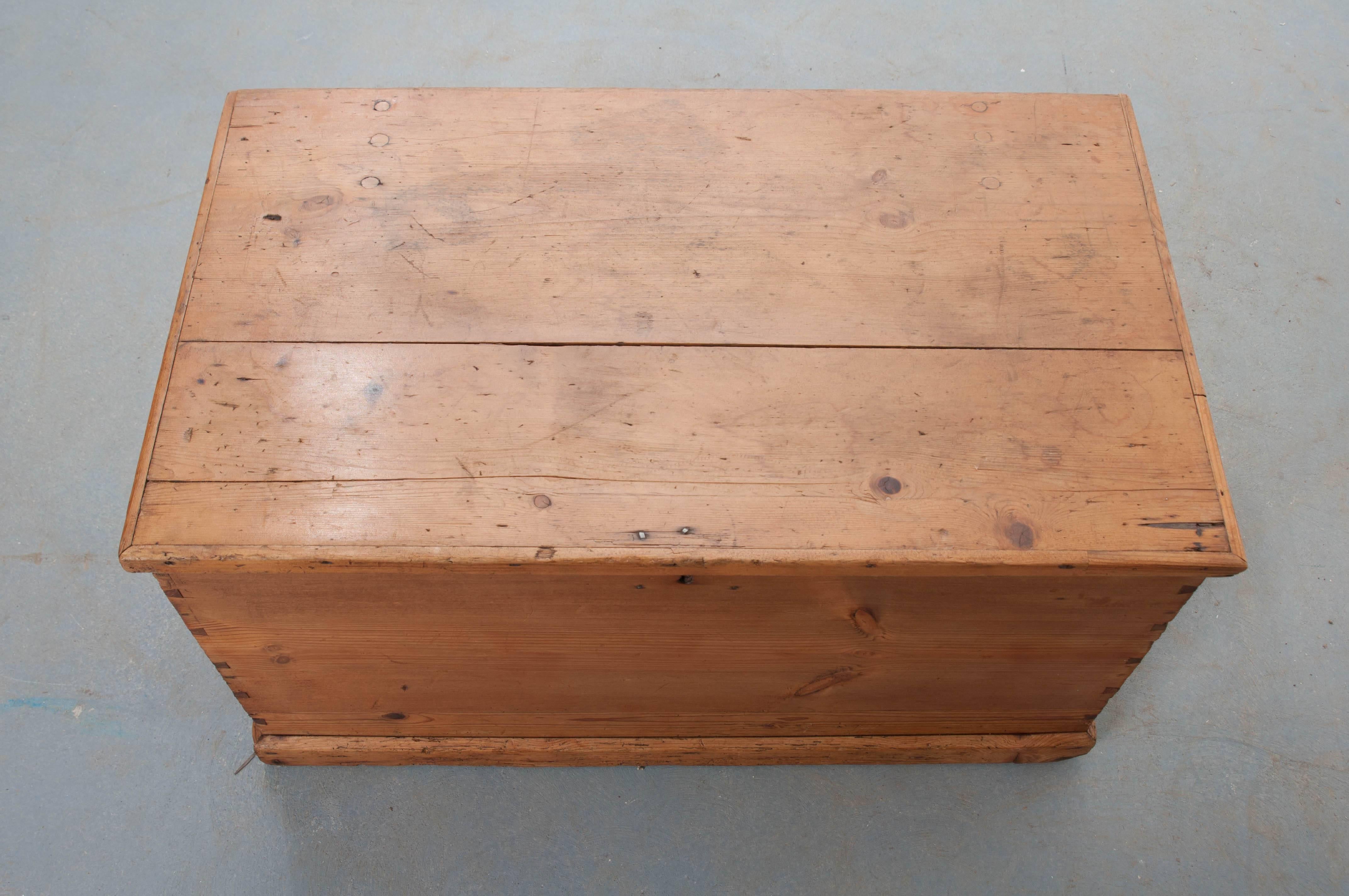 English Late 19th Century Pine Trunk In Good Condition In Baton Rouge, LA