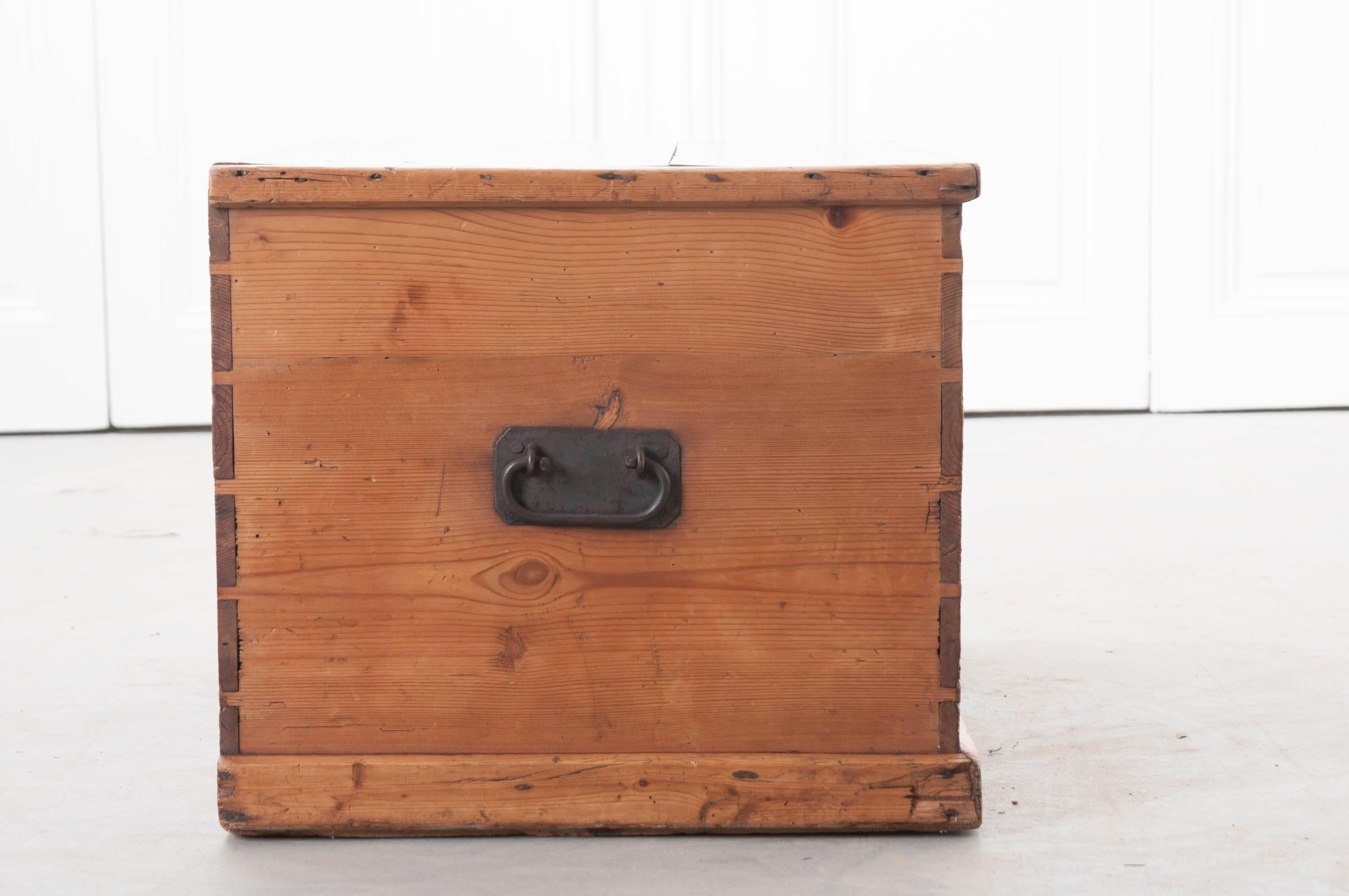 English Late 19th Century Pine Trunk 3