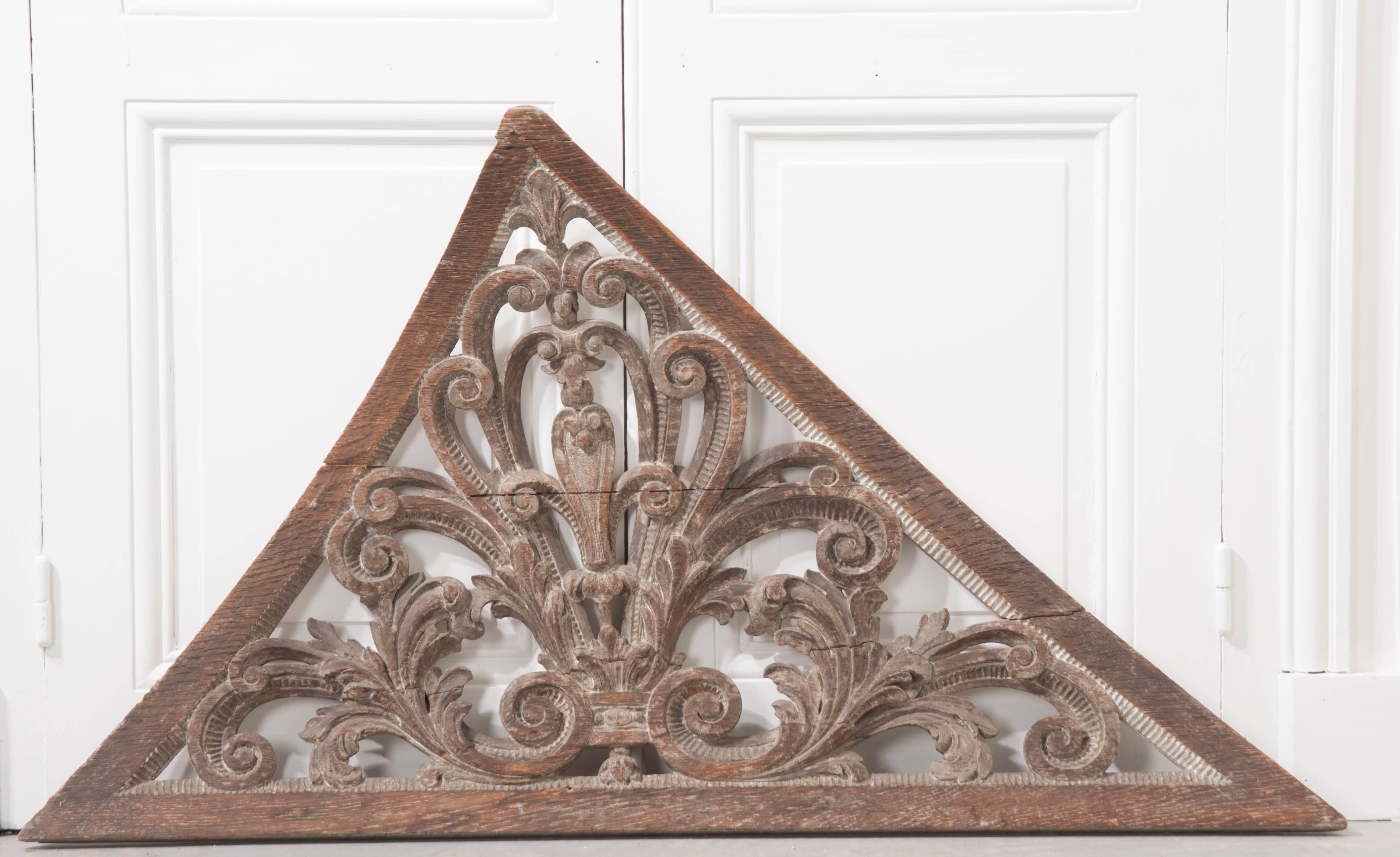 A masterfully carved stairwell ornament from the early part of the 18th century, Sweden. Dating to 1730, this curved decorative detail was once a part of a grand staircase. The ornament is adorned with wonderfully carved scrolls and acanthus leaves.