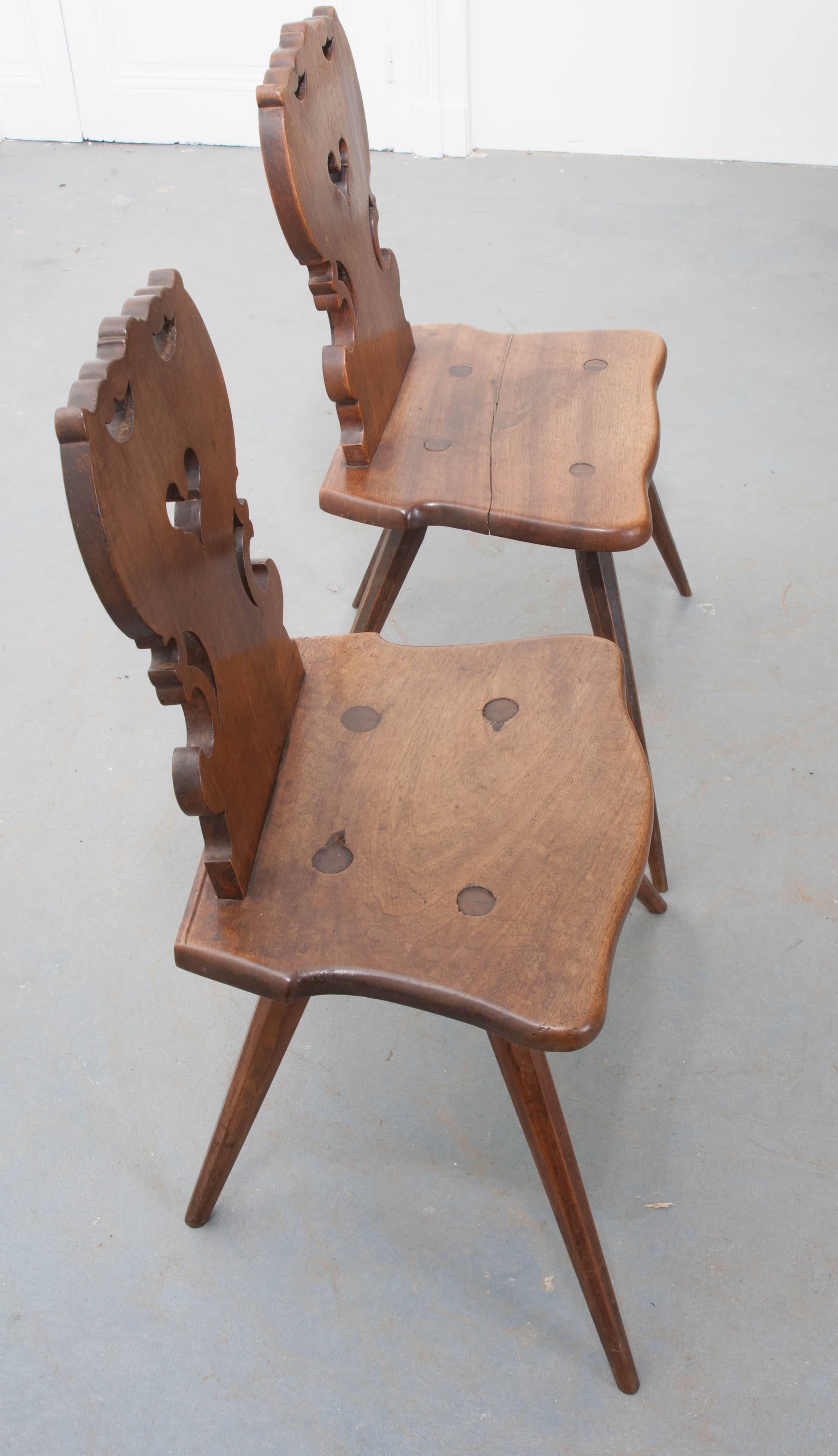 Français Paire de chaises alsaciennes du début du 19ème siècle sculptées à la main
