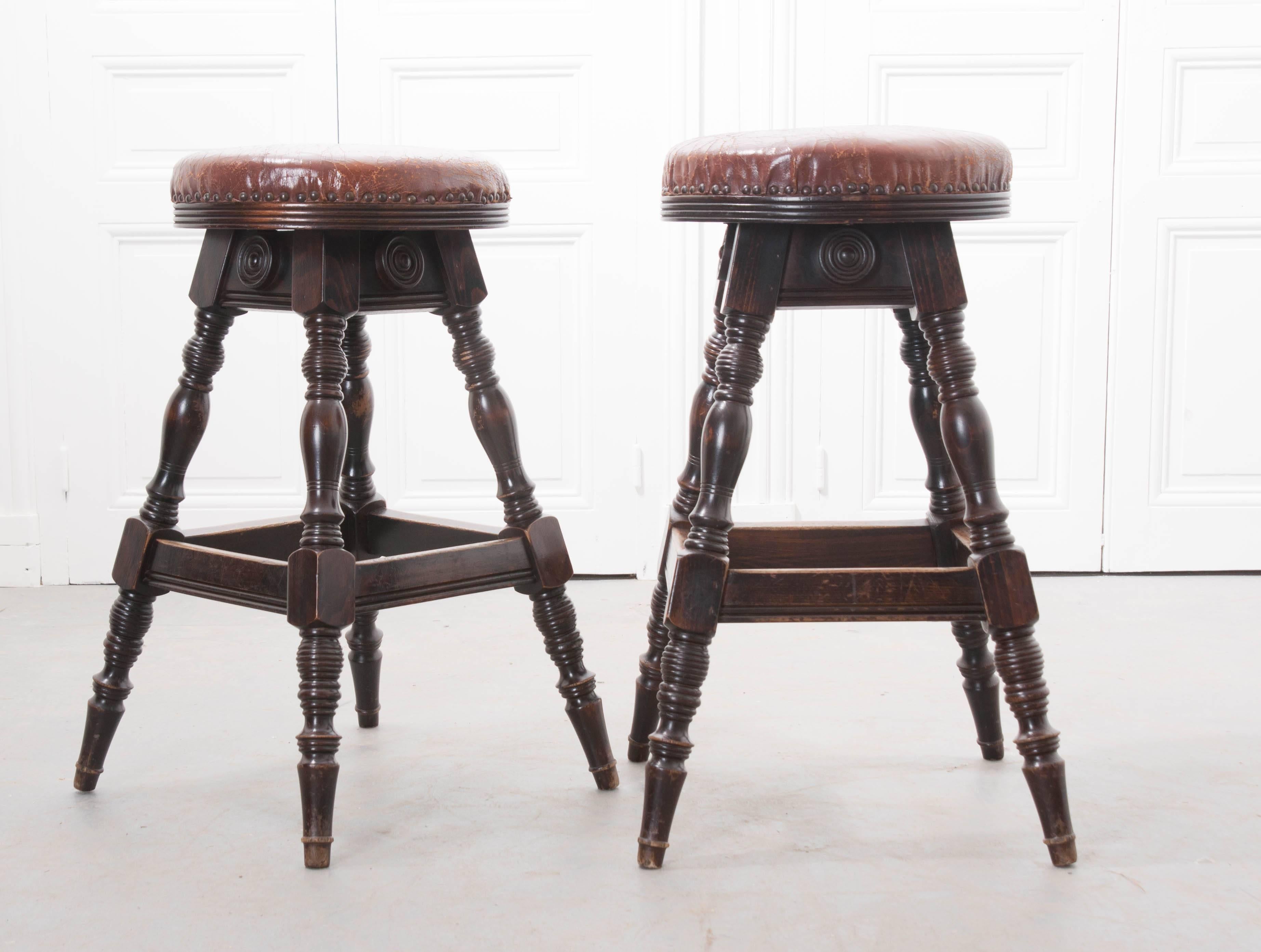 Pair of Late 19th Century English Oak Leather Top Pub Stools In Good Condition In Baton Rouge, LA