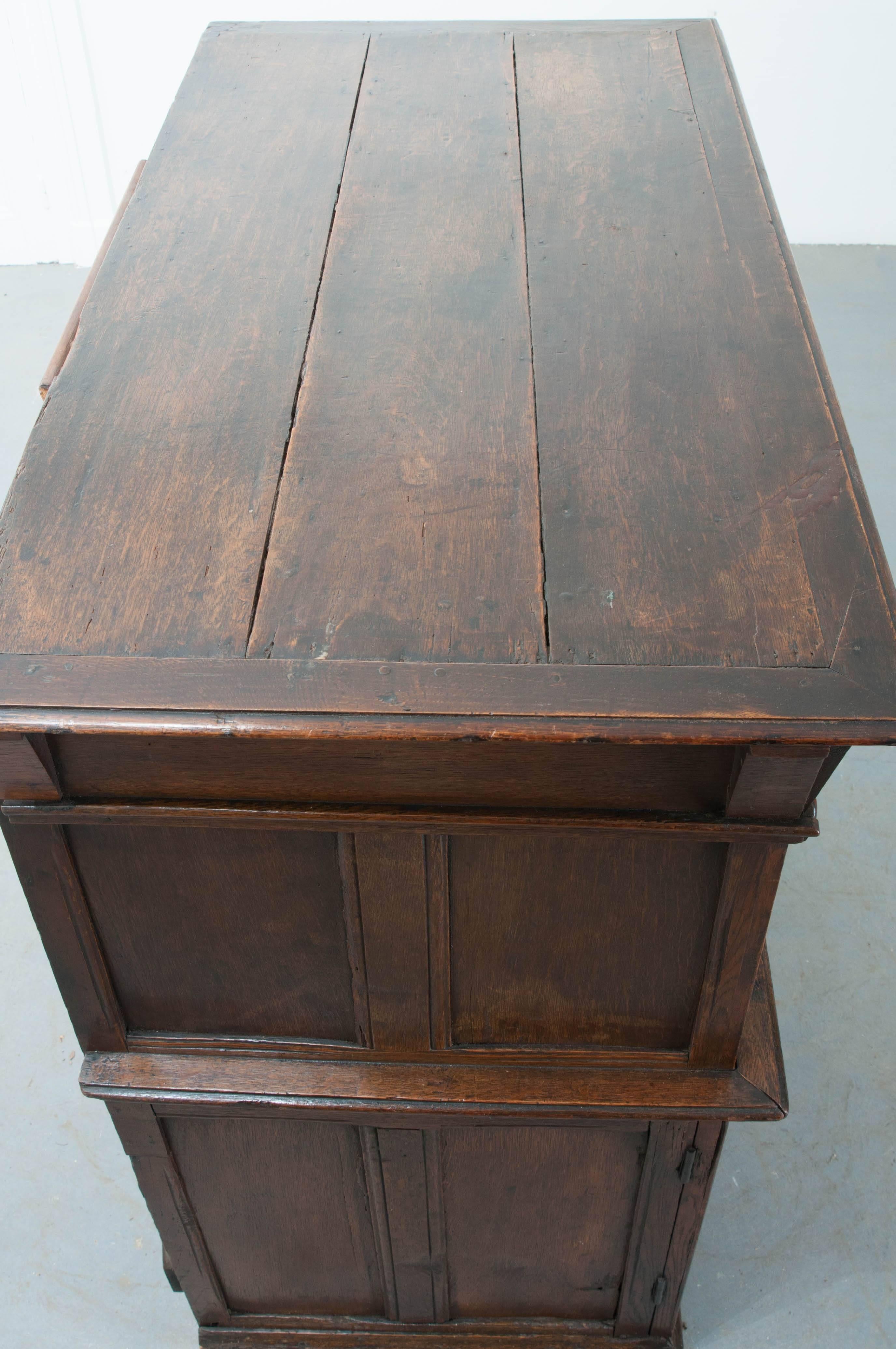 English 17th Century Charles II Oak Chest of Drawers In Good Condition In Baton Rouge, LA