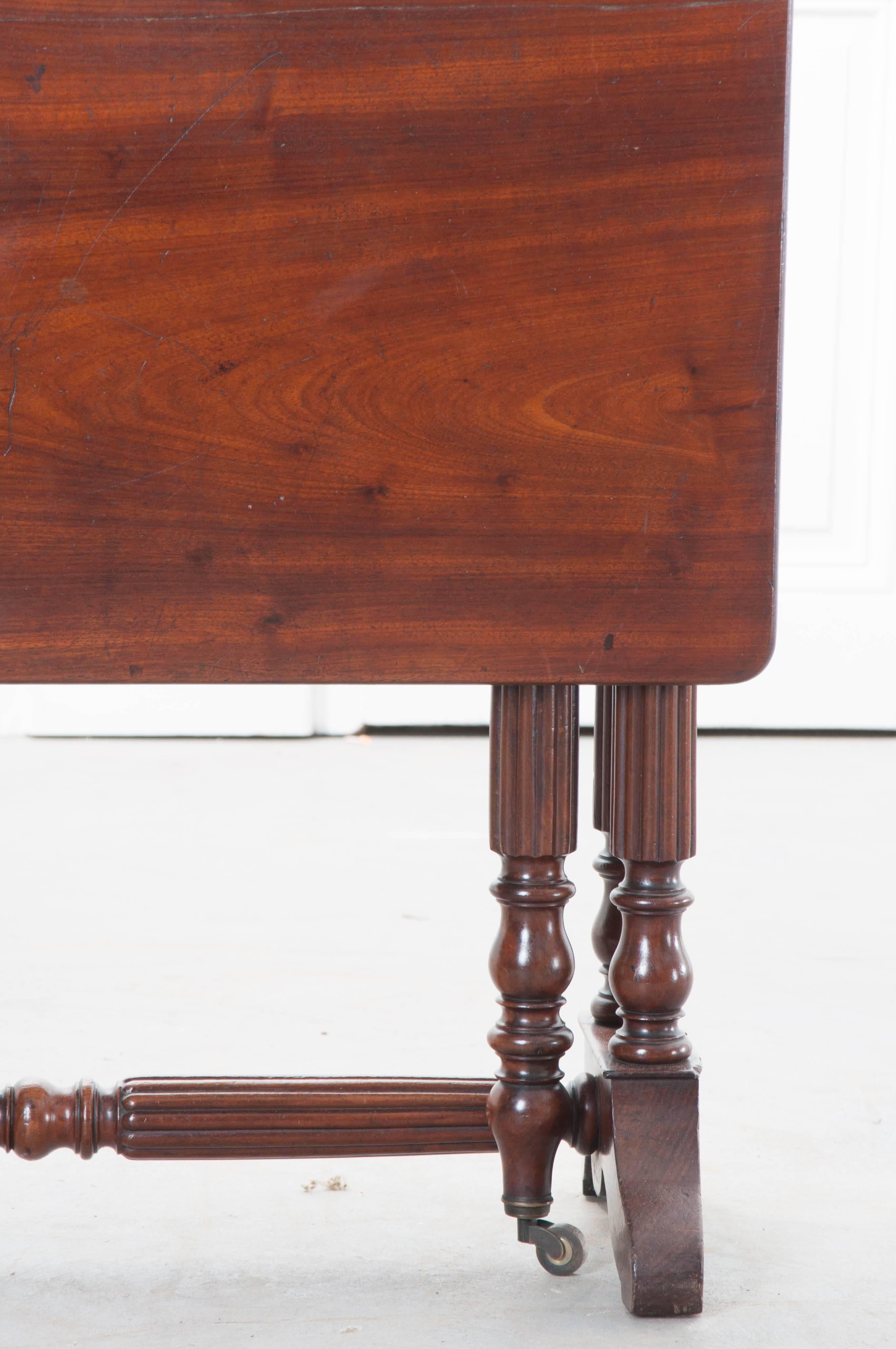 Englischer Regency-Mahagoni-Tisch mit ausklappbaren Bändern aus dem 19. Jahrhundert im Zustand „Gut“ im Angebot in Baton Rouge, LA