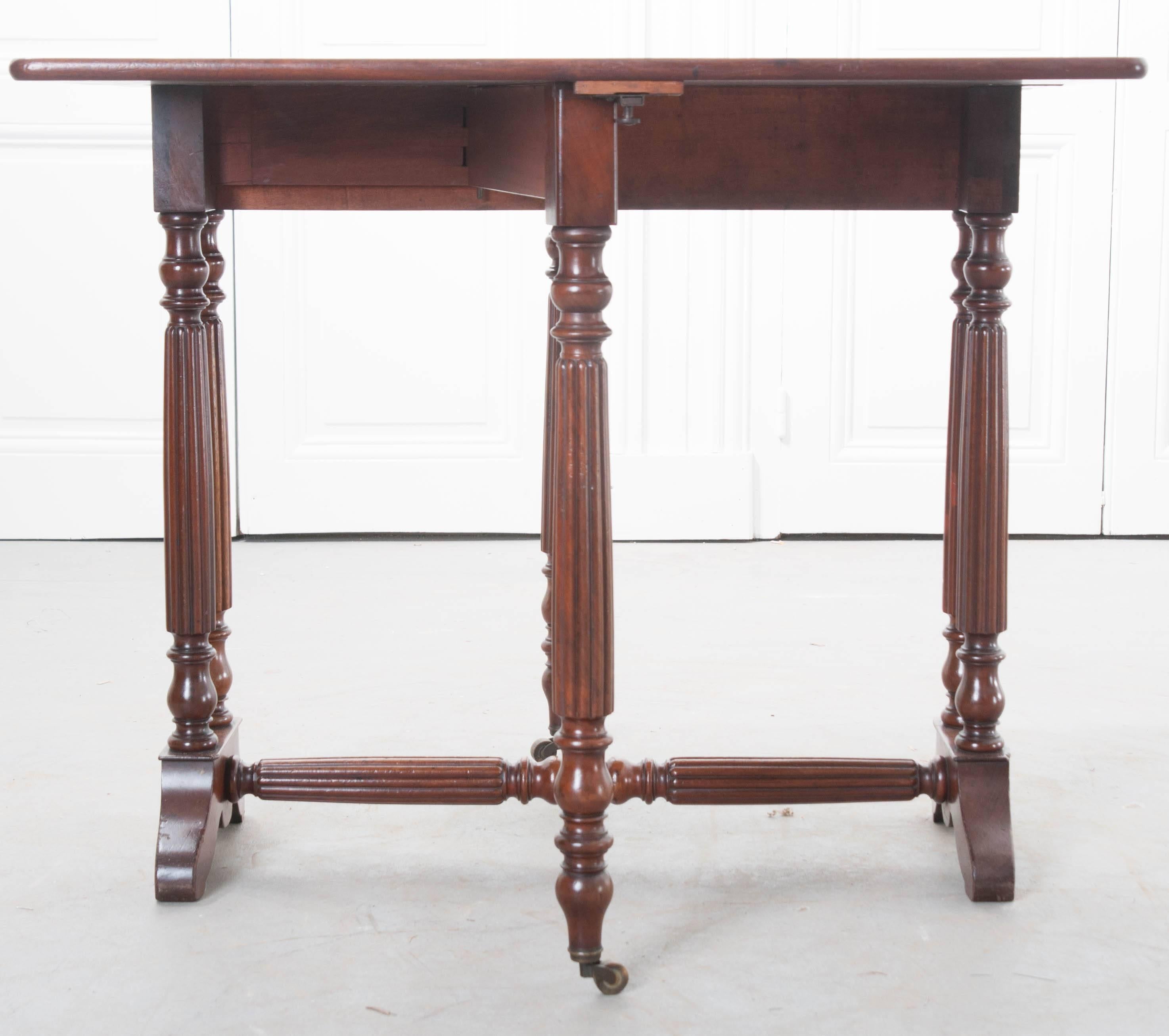 Englischer Regency-Mahagoni-Tisch mit ausklappbaren Bändern aus dem 19. Jahrhundert im Angebot 1