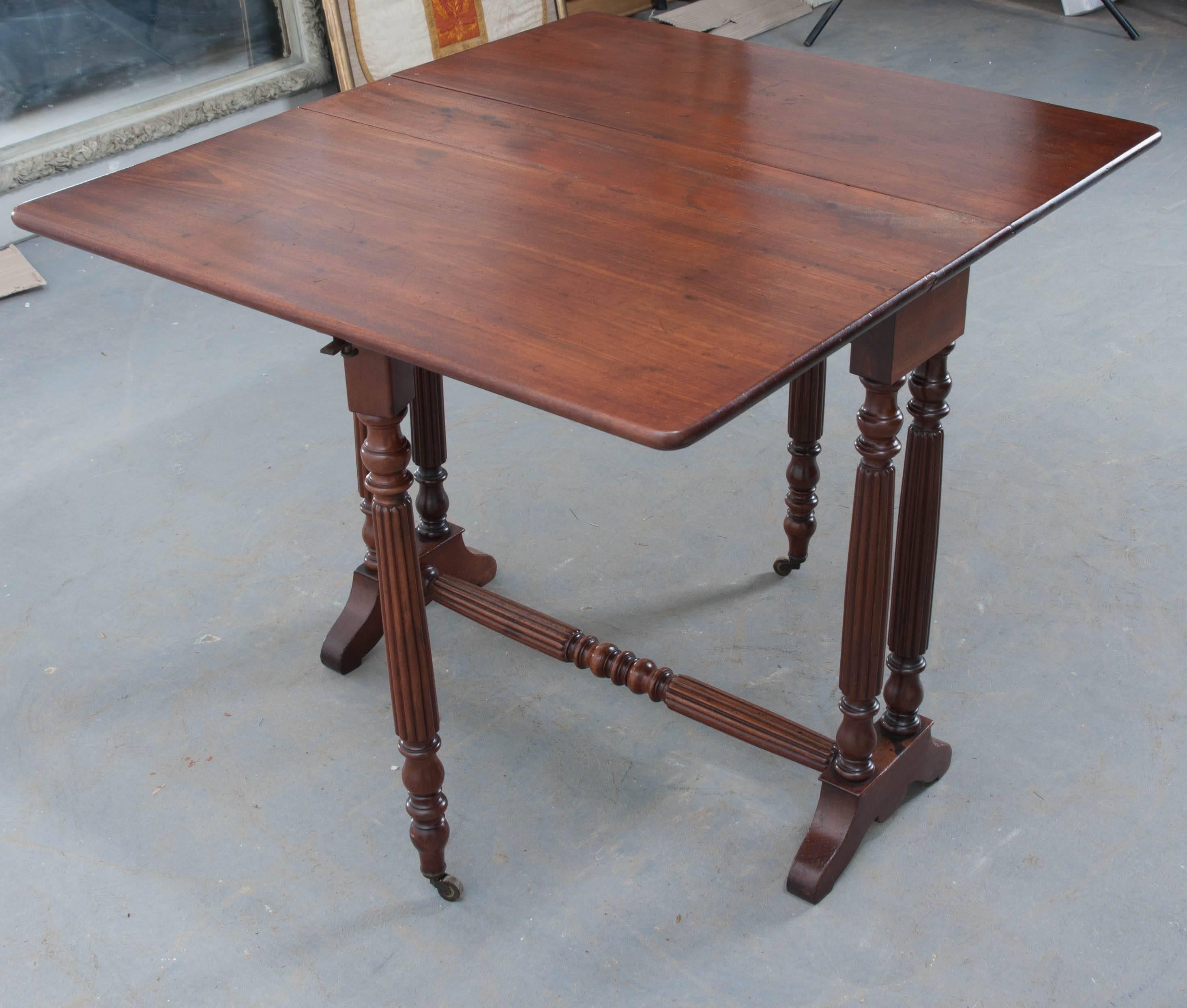 English 19th Century Regency Mahogany Drop-Leaf Table For Sale 4